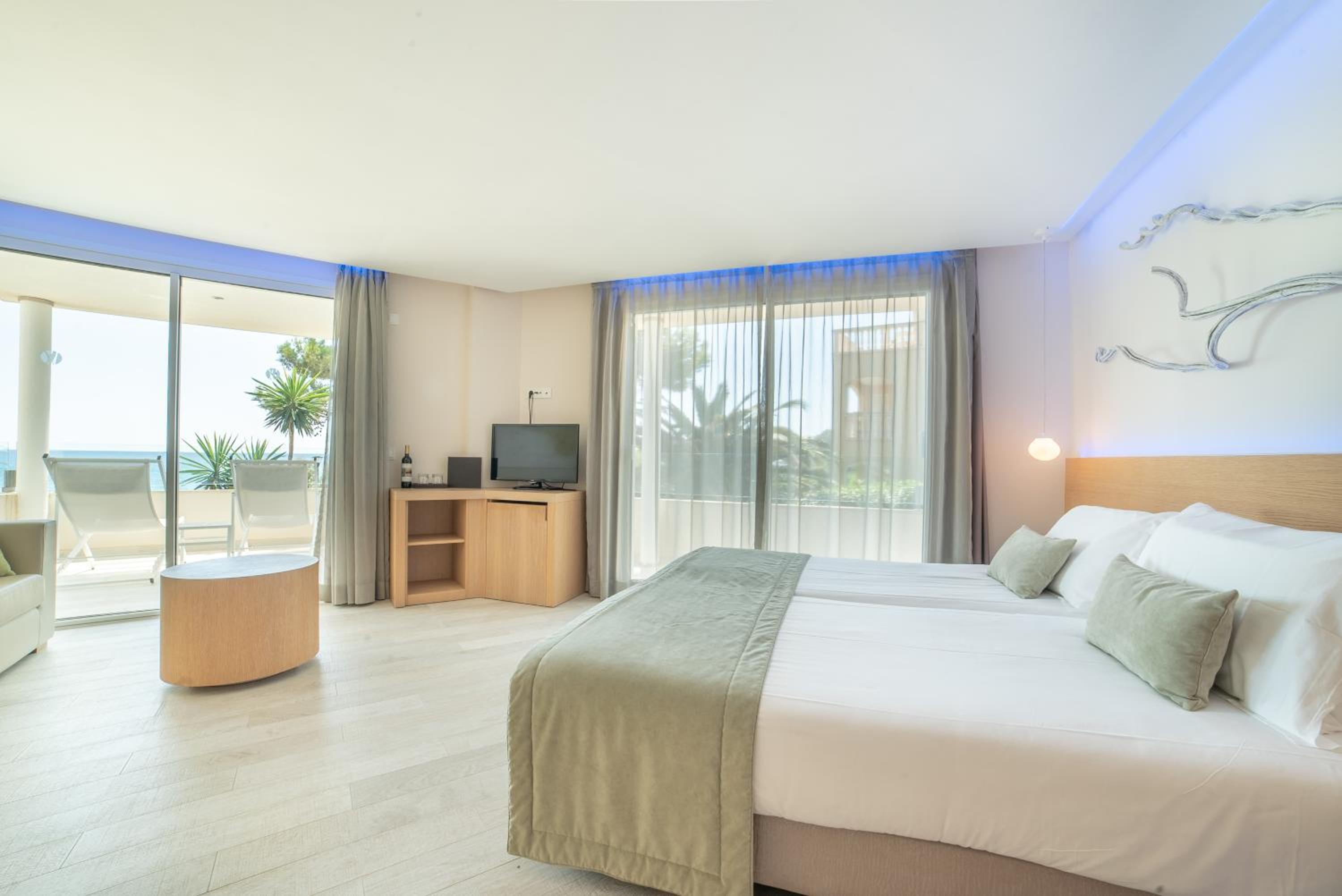 Superior Double Room Sea View thumbnail 6