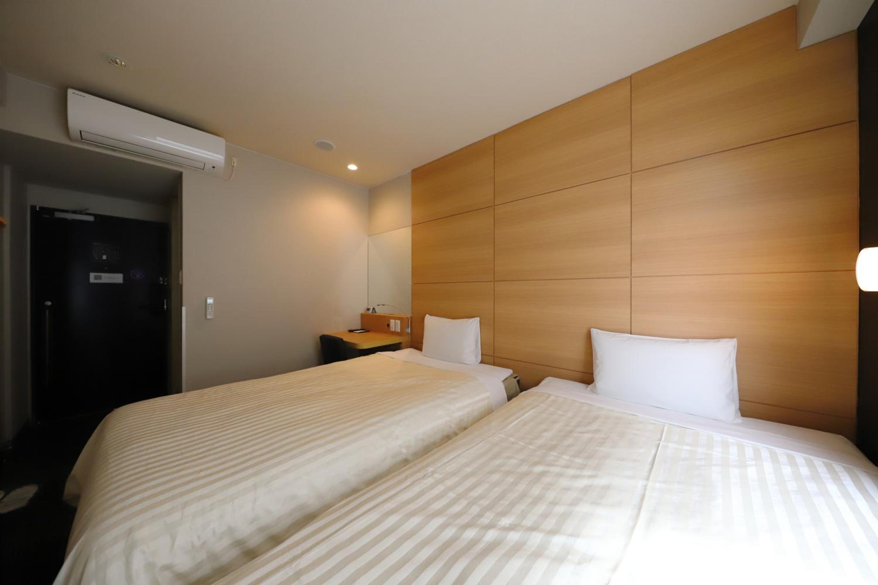 Twin Room - Non-Smoking - Photo 3