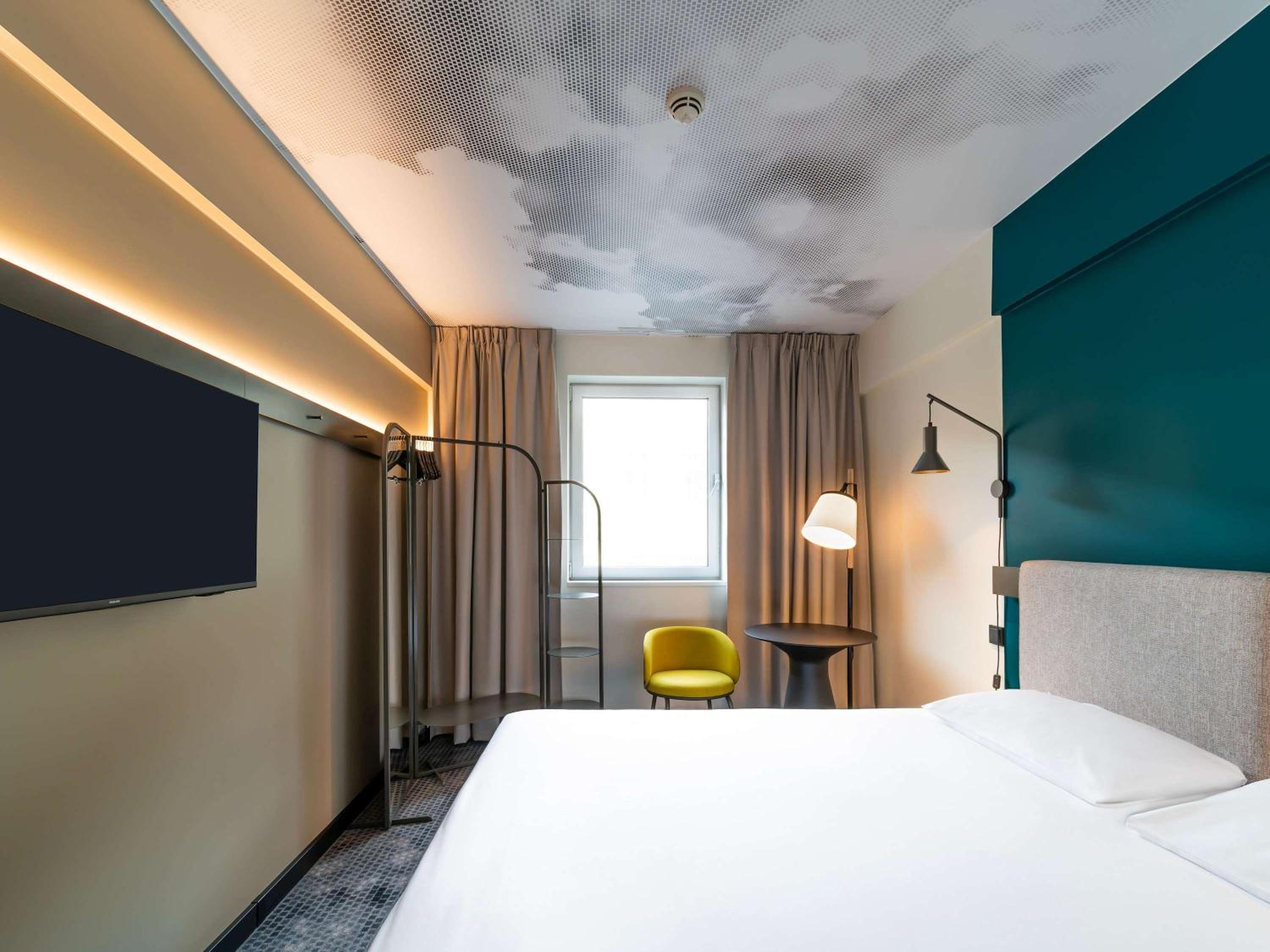 Superior Room with One Double Bed and One Single Bed - Photo 4