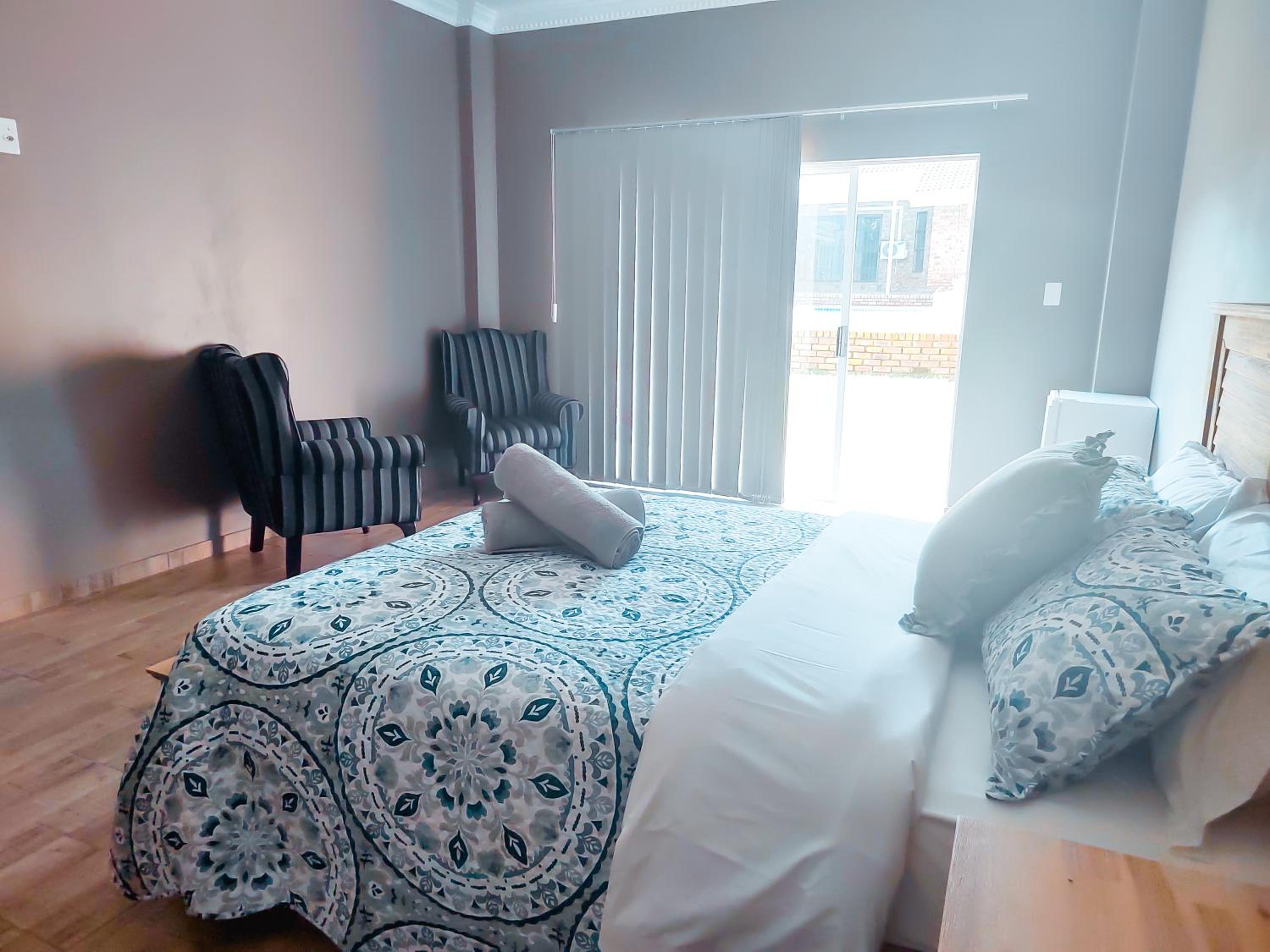 Queen Room with Pool View photo 2