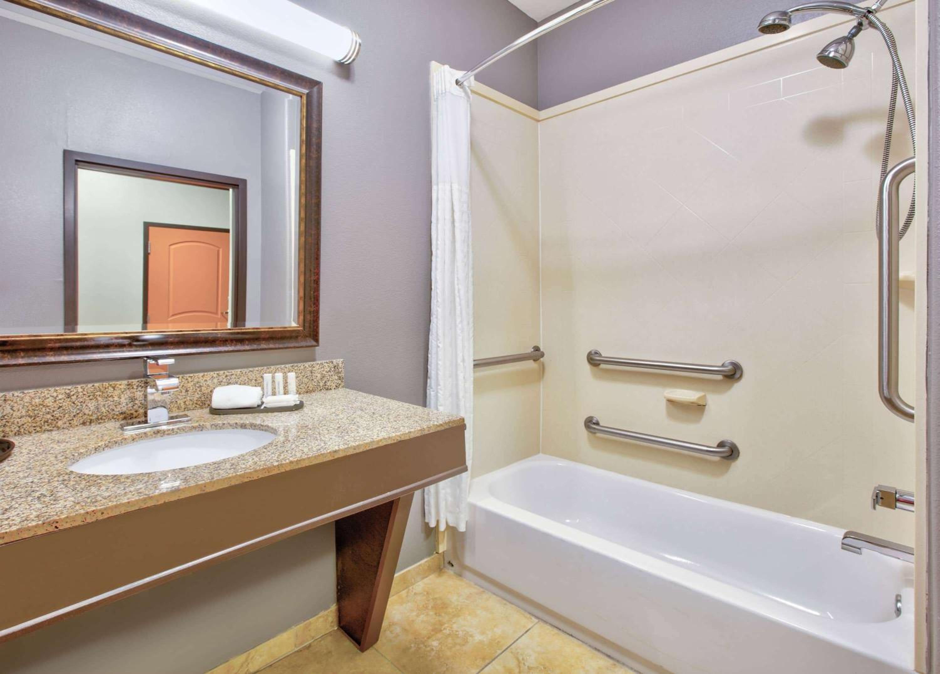 Queen Room with Two Queen Beds and Mobility/Hearing Access - Non-Smoking - Photo 3