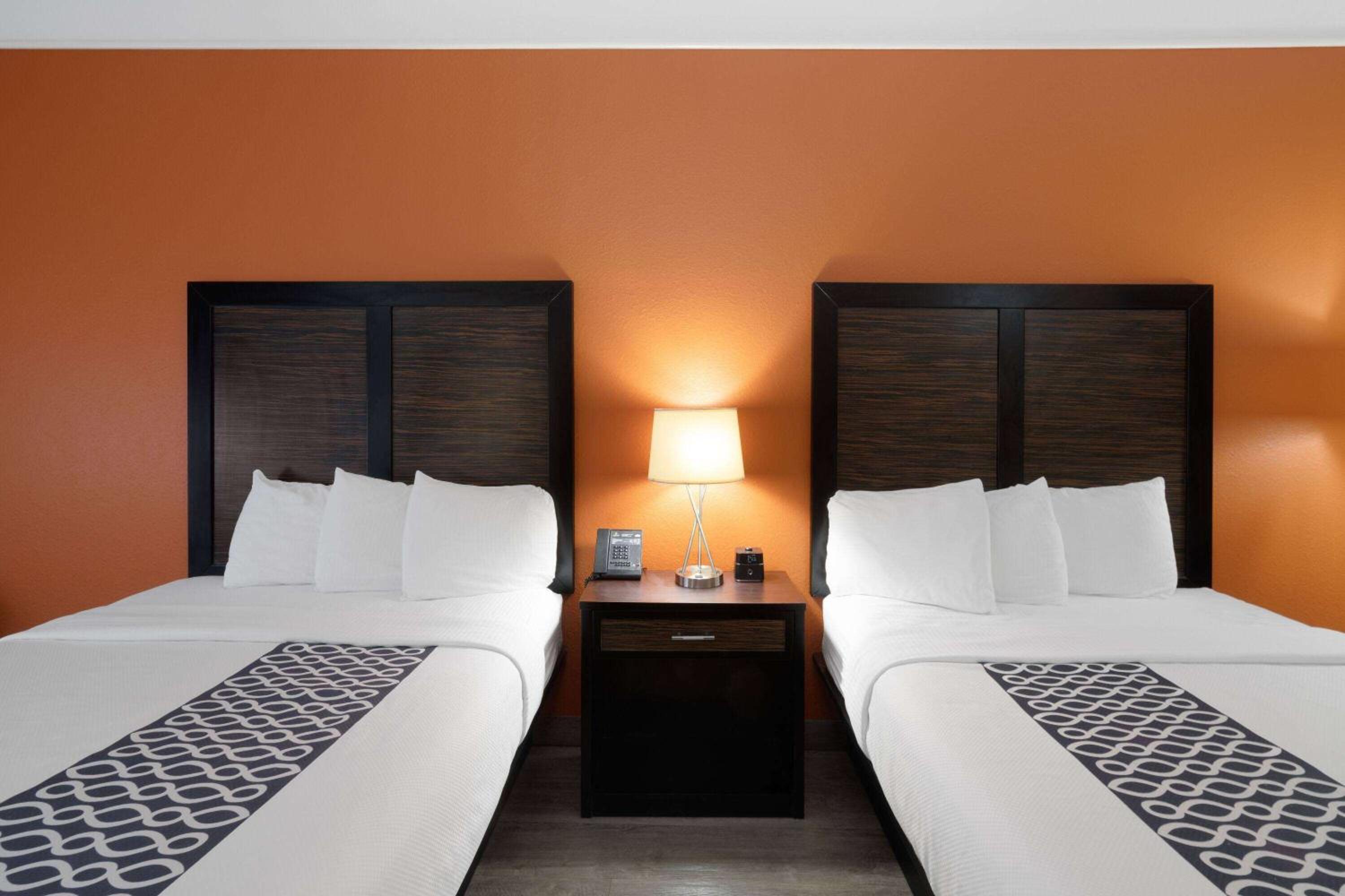 Queen Room with Two Queen Beds - Non-Smoking - Photo 3