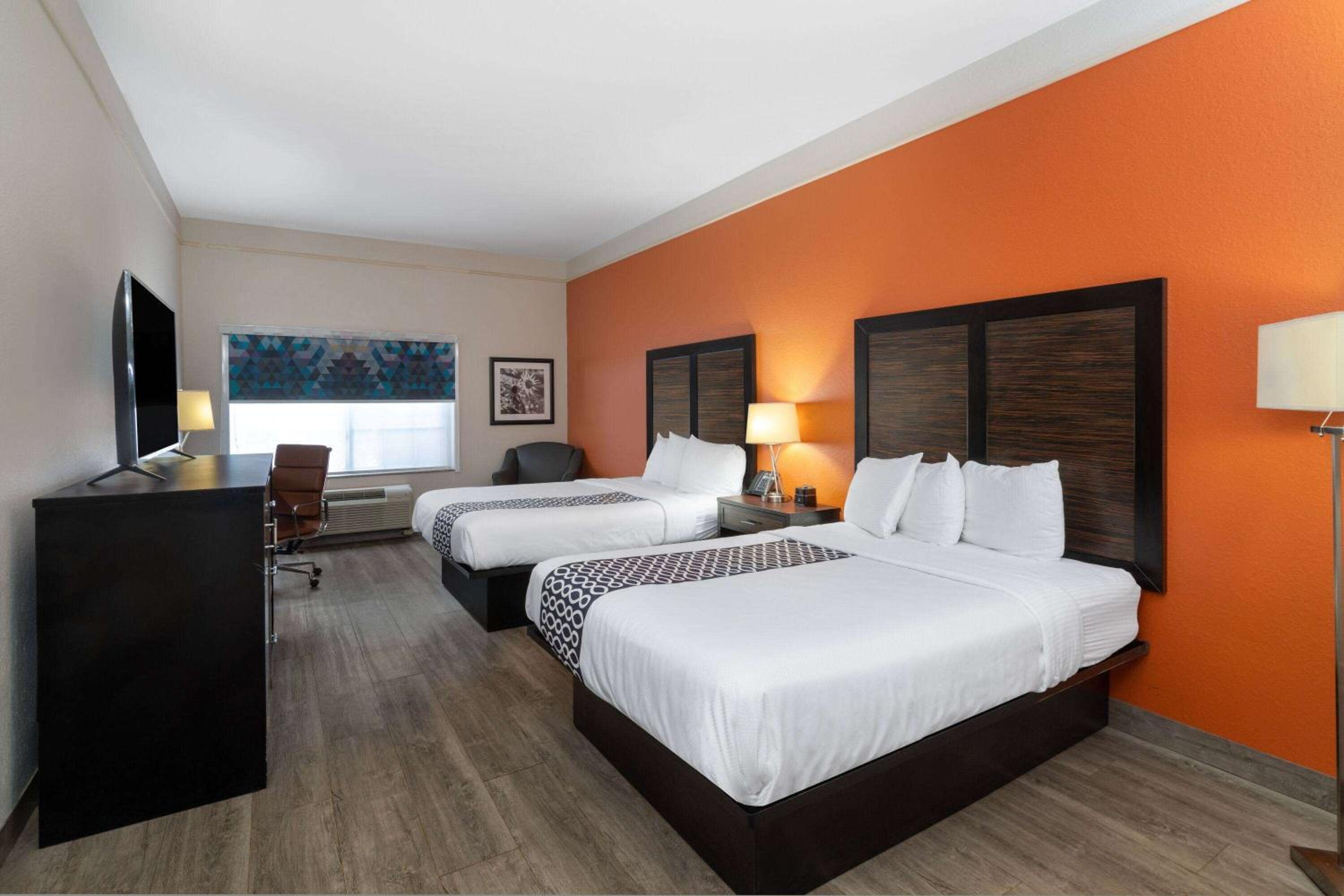 Queen Room with Two Queen Beds - Non-Smoking - Photo 2