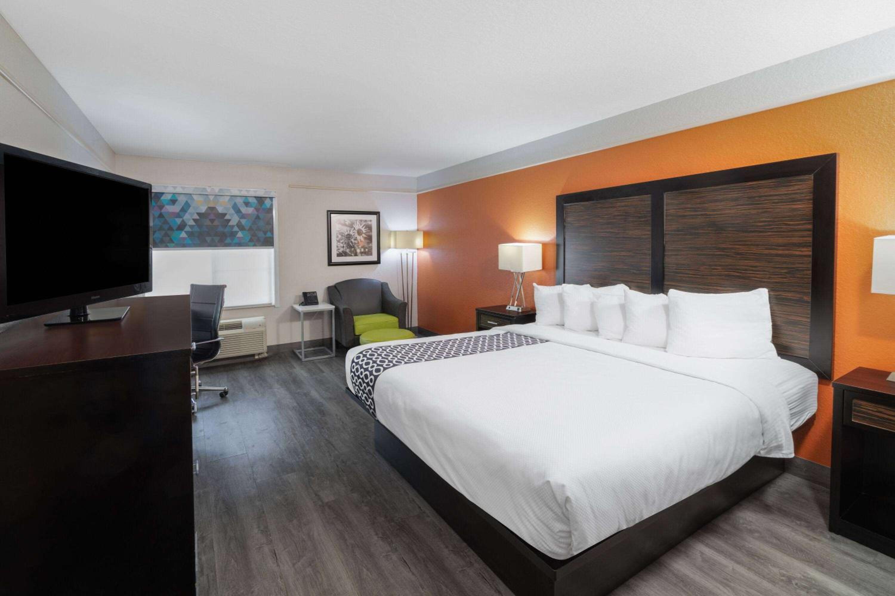 King Room with Sofa Bed - Photo 4
