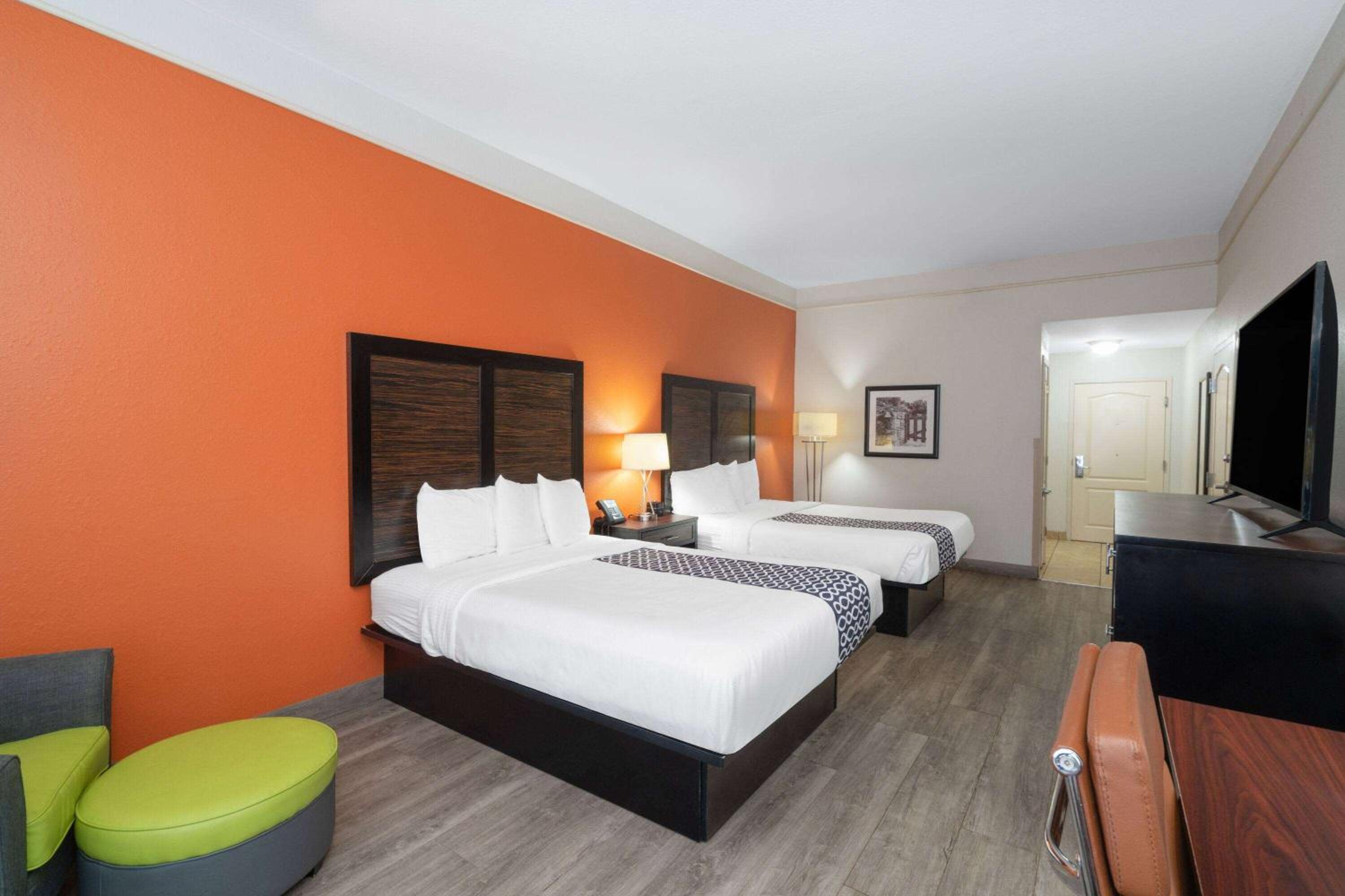 Queen Room with Two Queen Beds - Non-Smoking - Photo 6