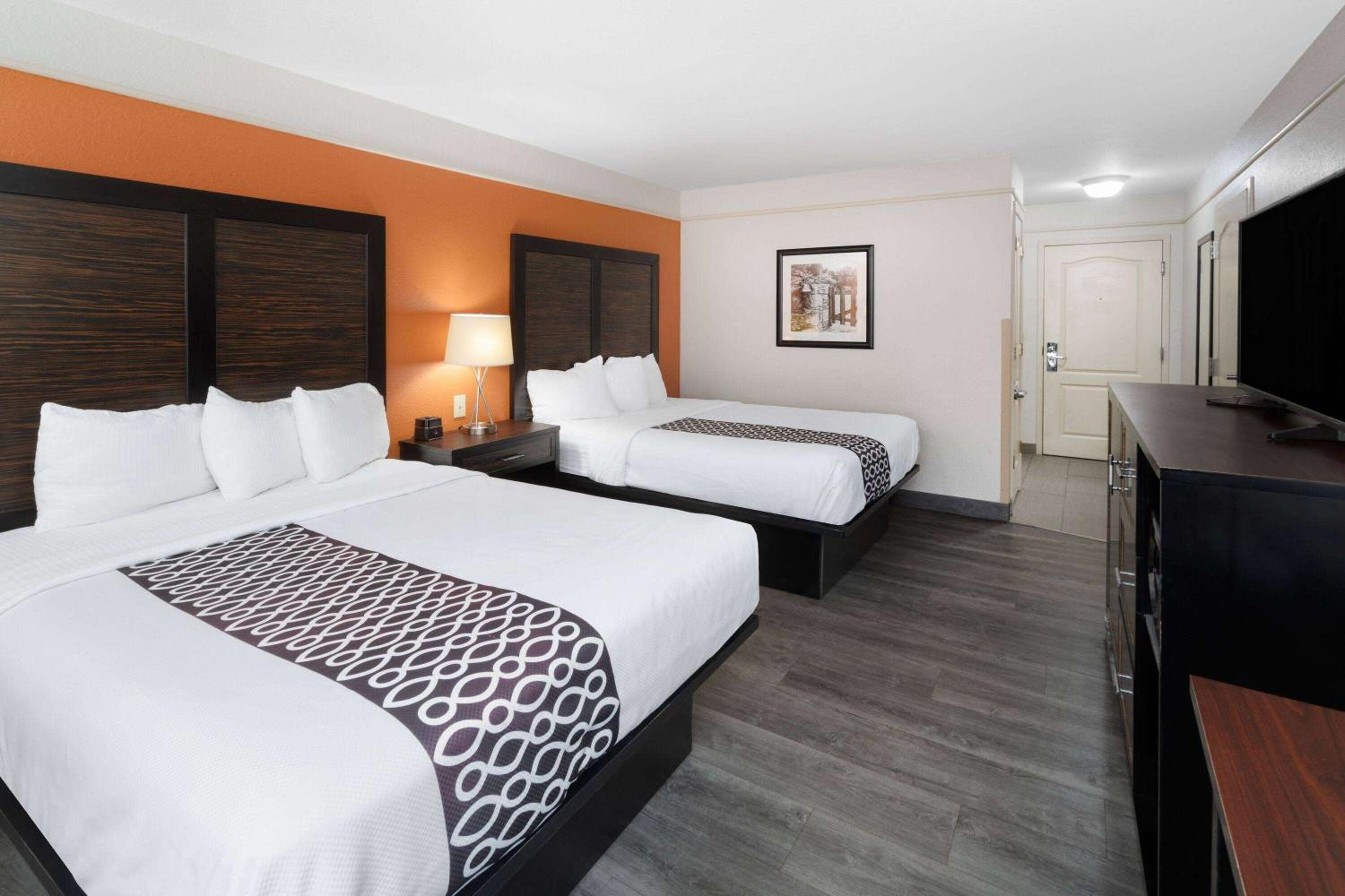 Queen Room with Two Queen Beds - Mobility Access/Non-Smoking - Photo 3