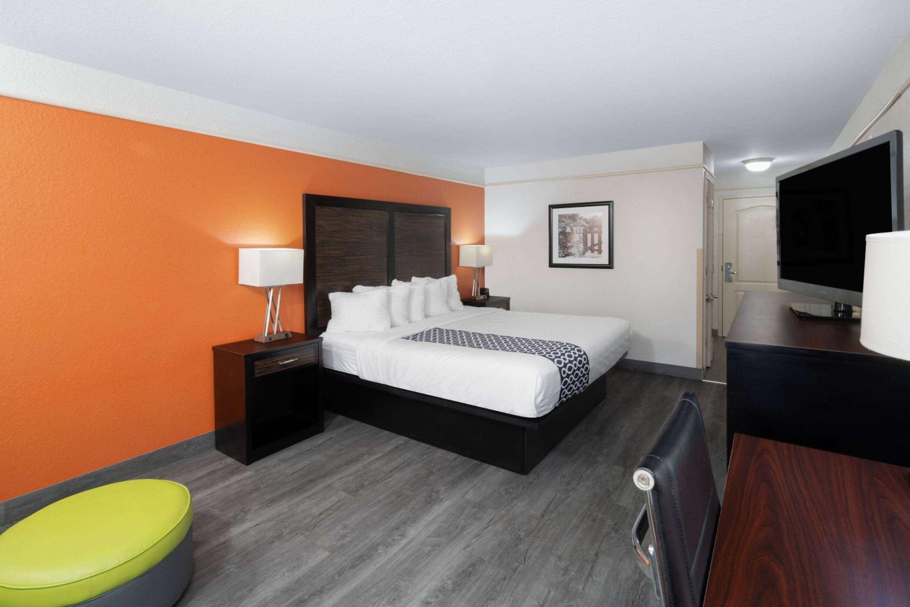 King Room with Sofa Bed - Photo 3