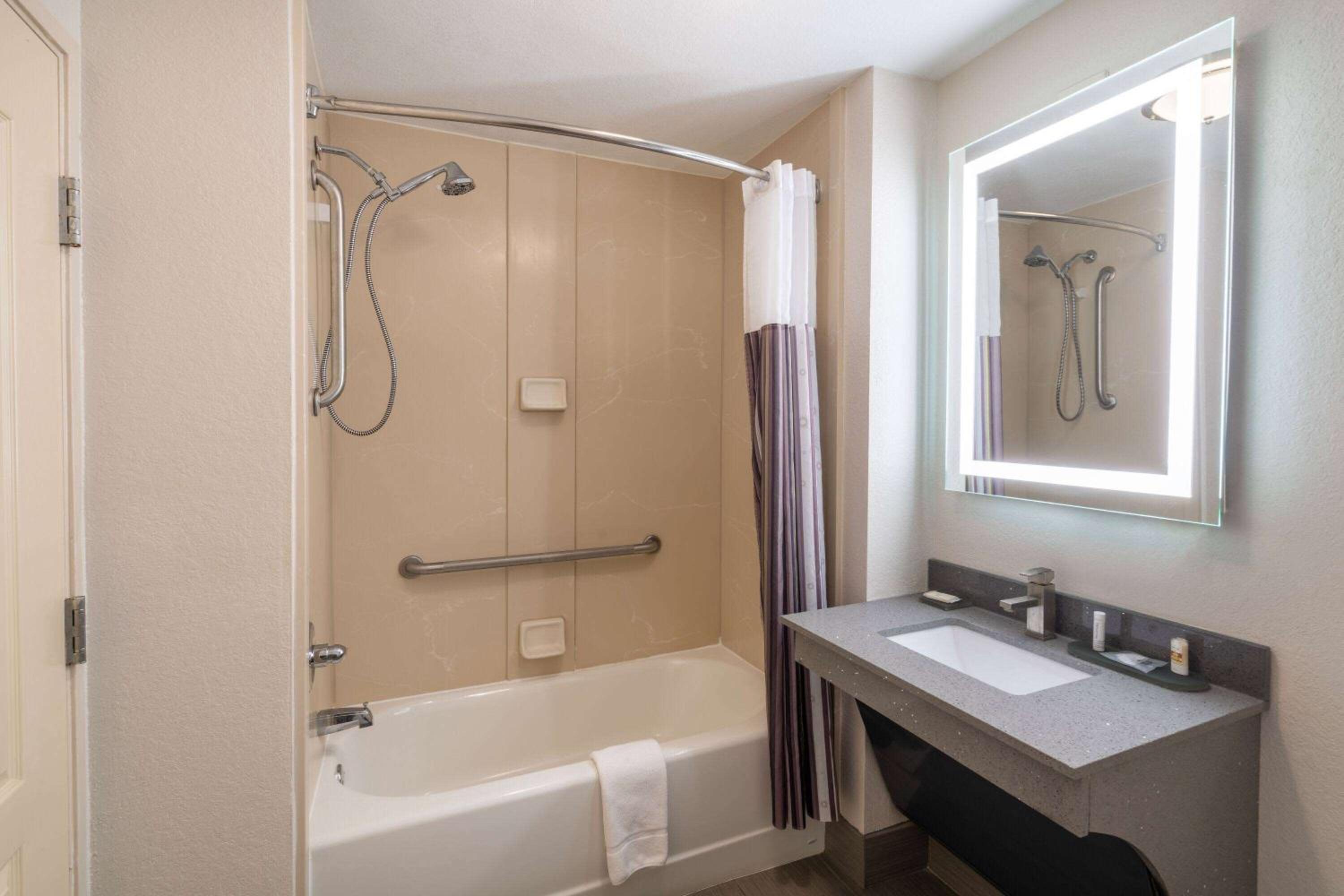 Queen Room with Two Queen Beds - Mobility Access/Non-Smoking - Photo 4