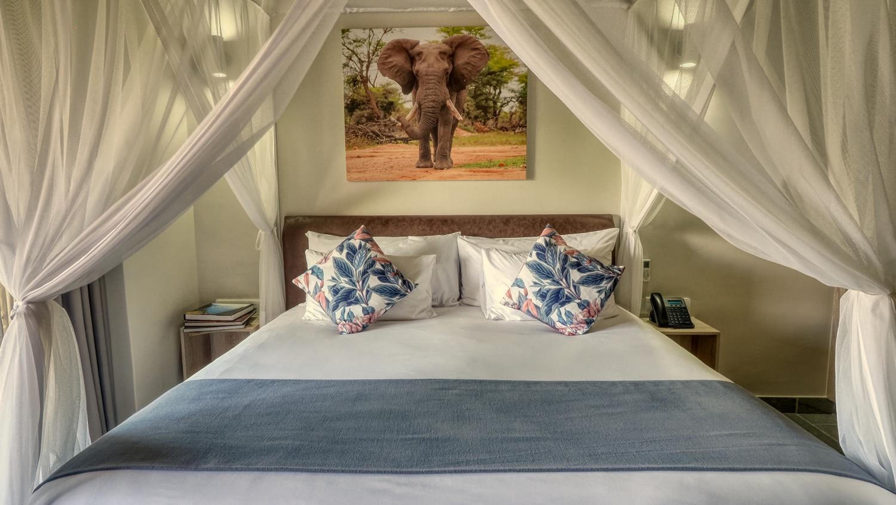 Deluxe Double or Twin Room with Lake View photo 3