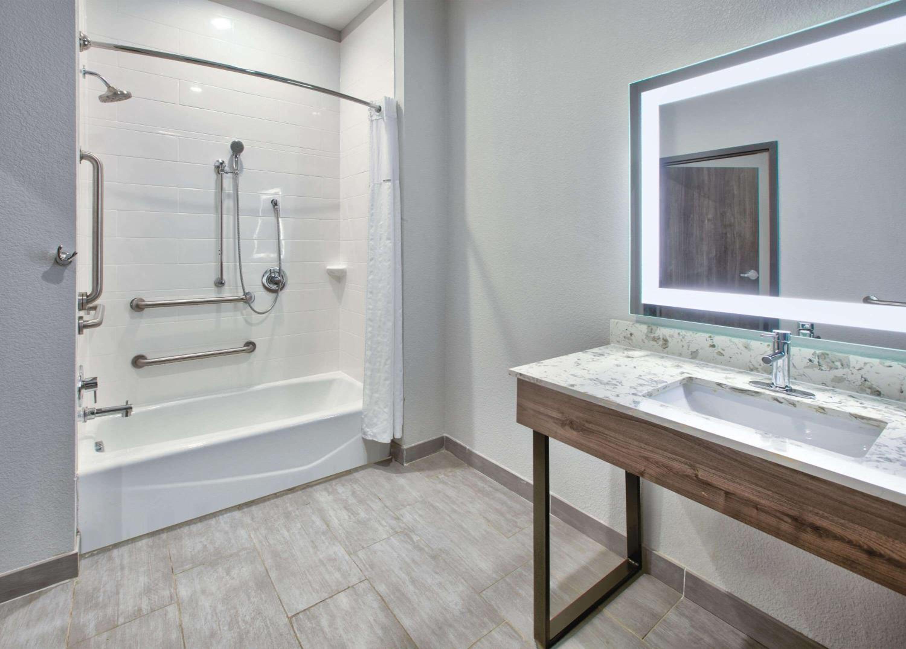 Studio King Suite with Tub with Grab Bars -Mobility/Hearing Accessible/Non-Smoking - Photo 2