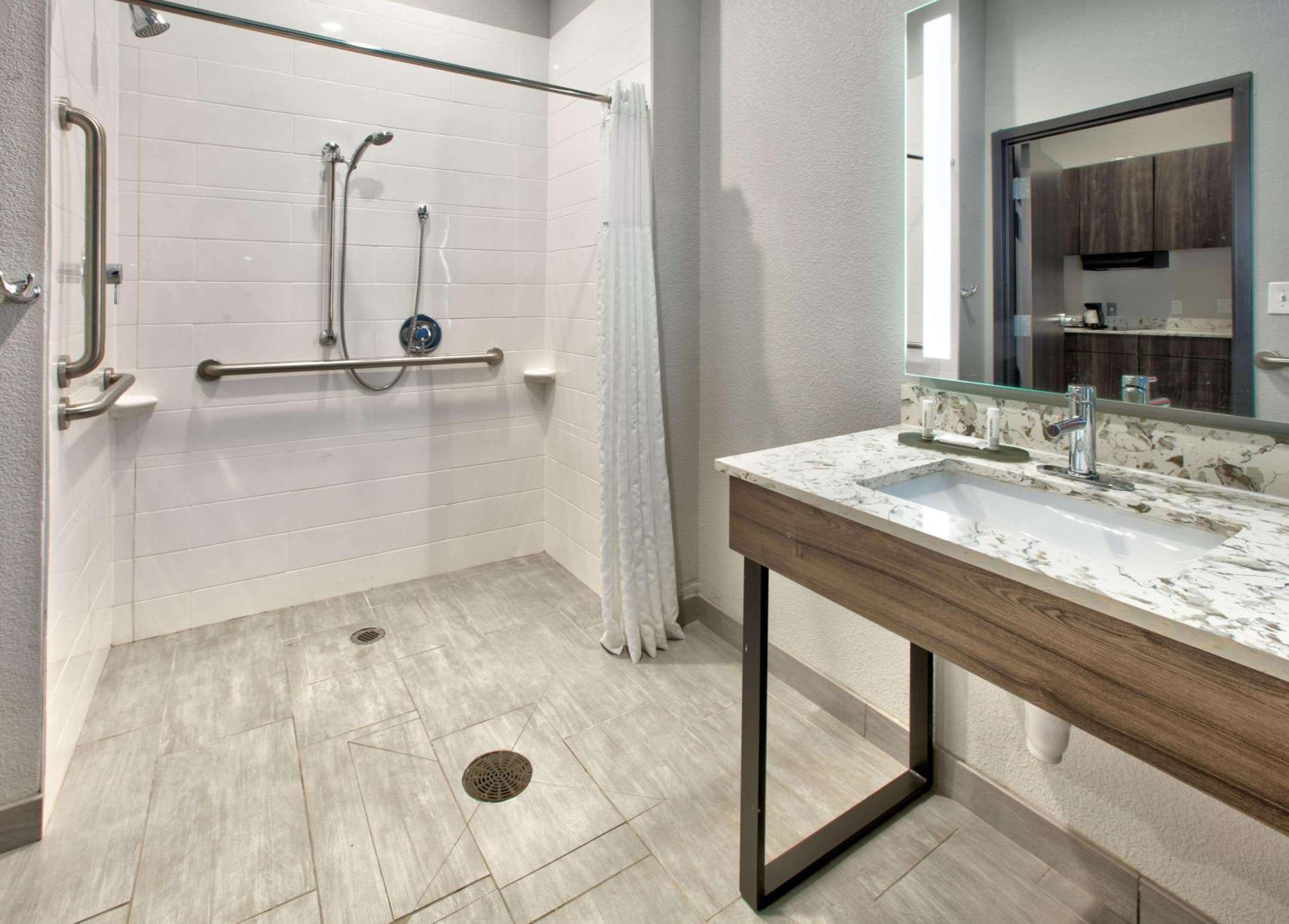 1 King Bed, Mobility/Hearing Access Premier Room, Roll-In Shower, Non-Smoking - Photo 2