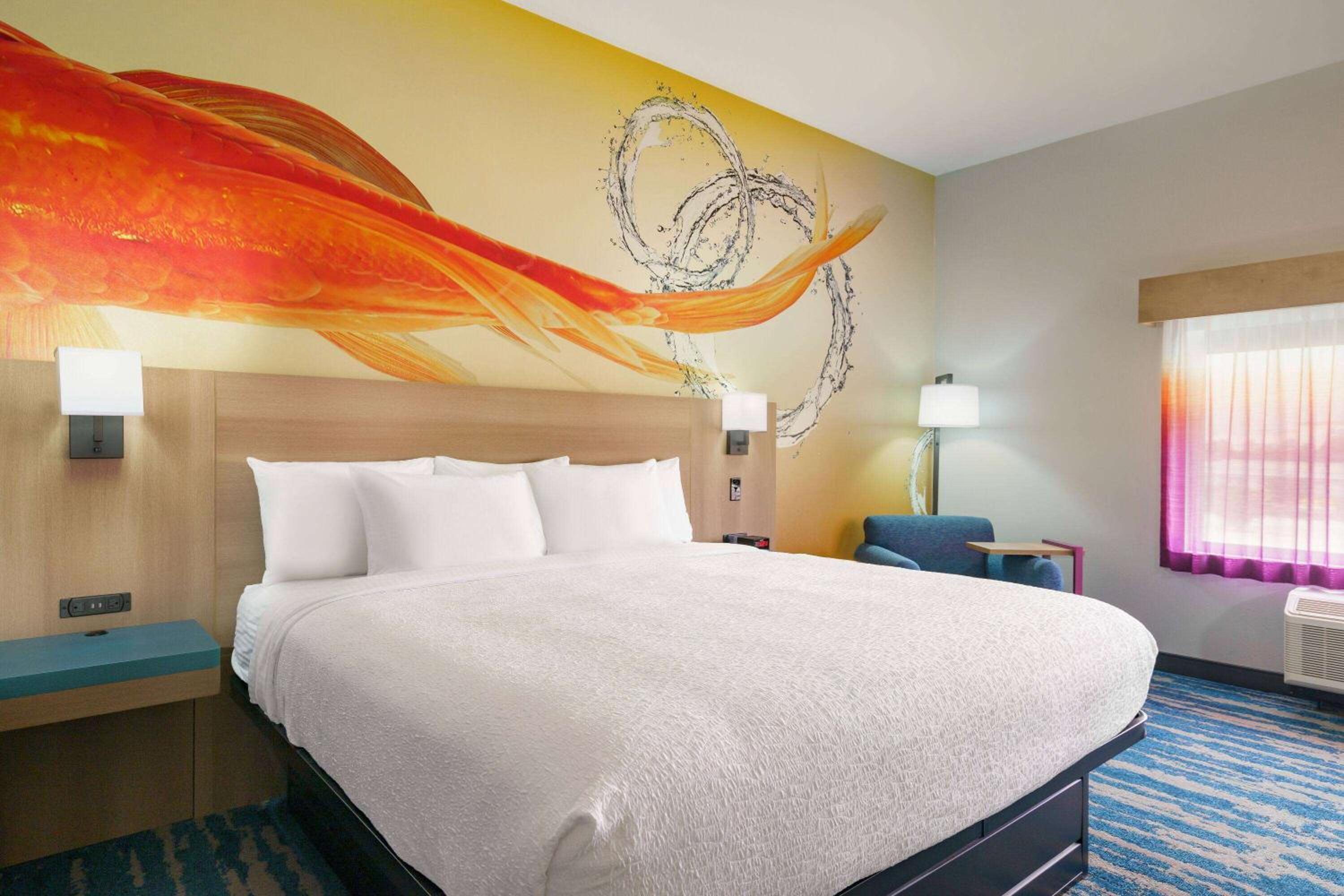 King Room with Roll-In Shower - Mobility/Hearing Accessible - Non-Smoking - Photo 4