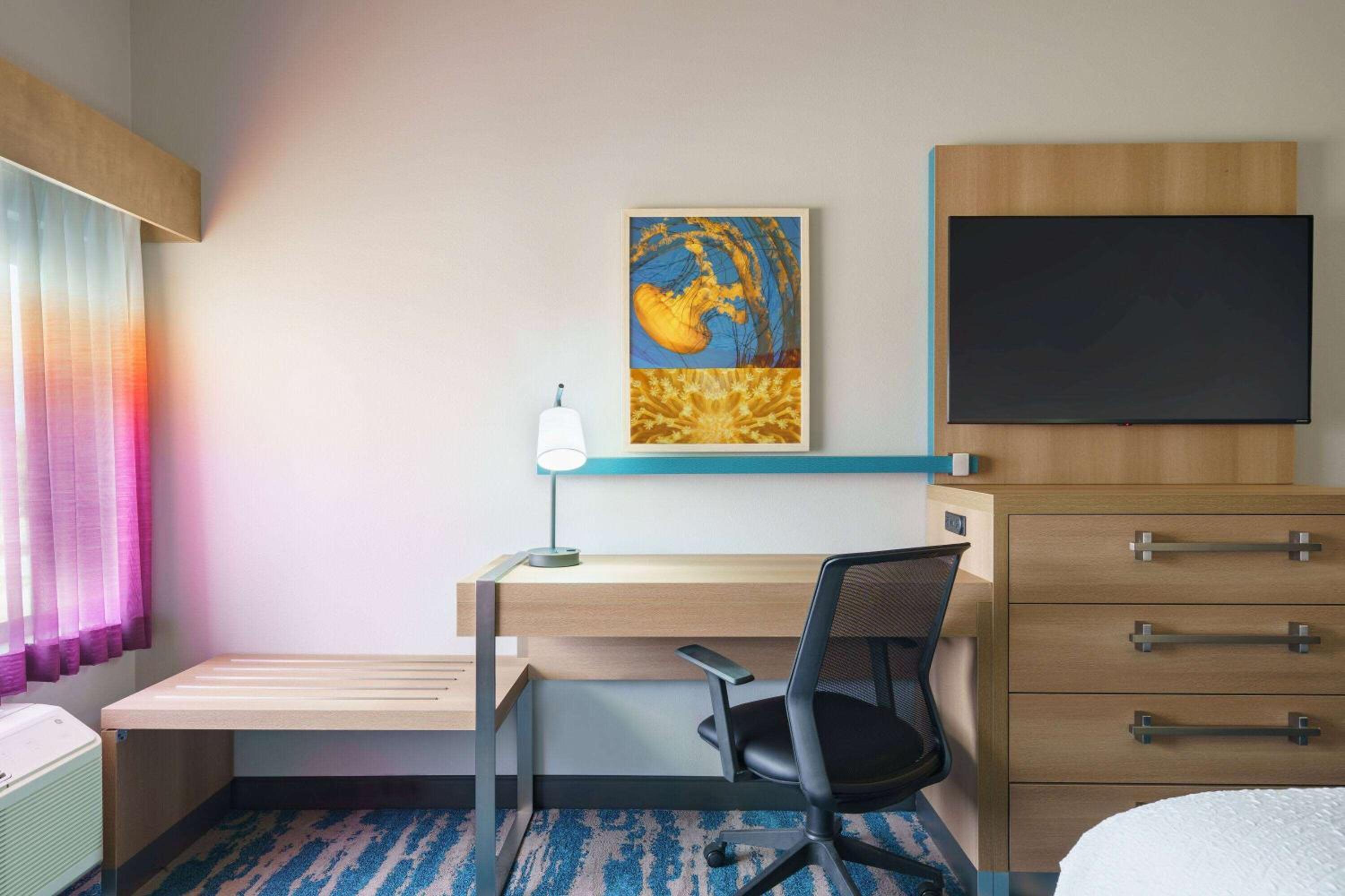 King Room with Roll-In Shower - Mobility/Hearing Accessible - Non-Smoking - Photo 5