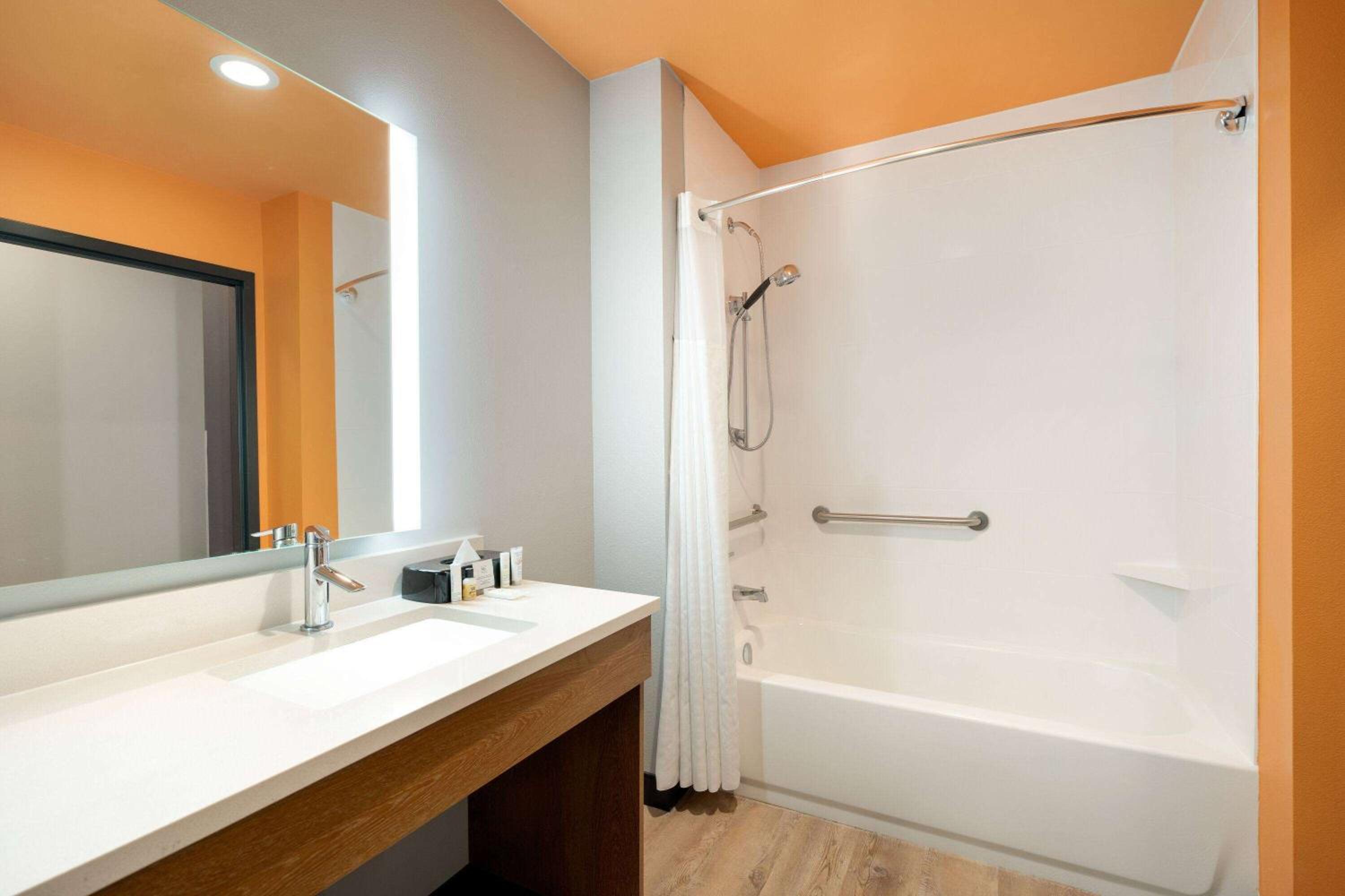 Deluxe King Room with Bath Tub - Mobility/Hearing Accessible - Non-Smoking - Photo 2
