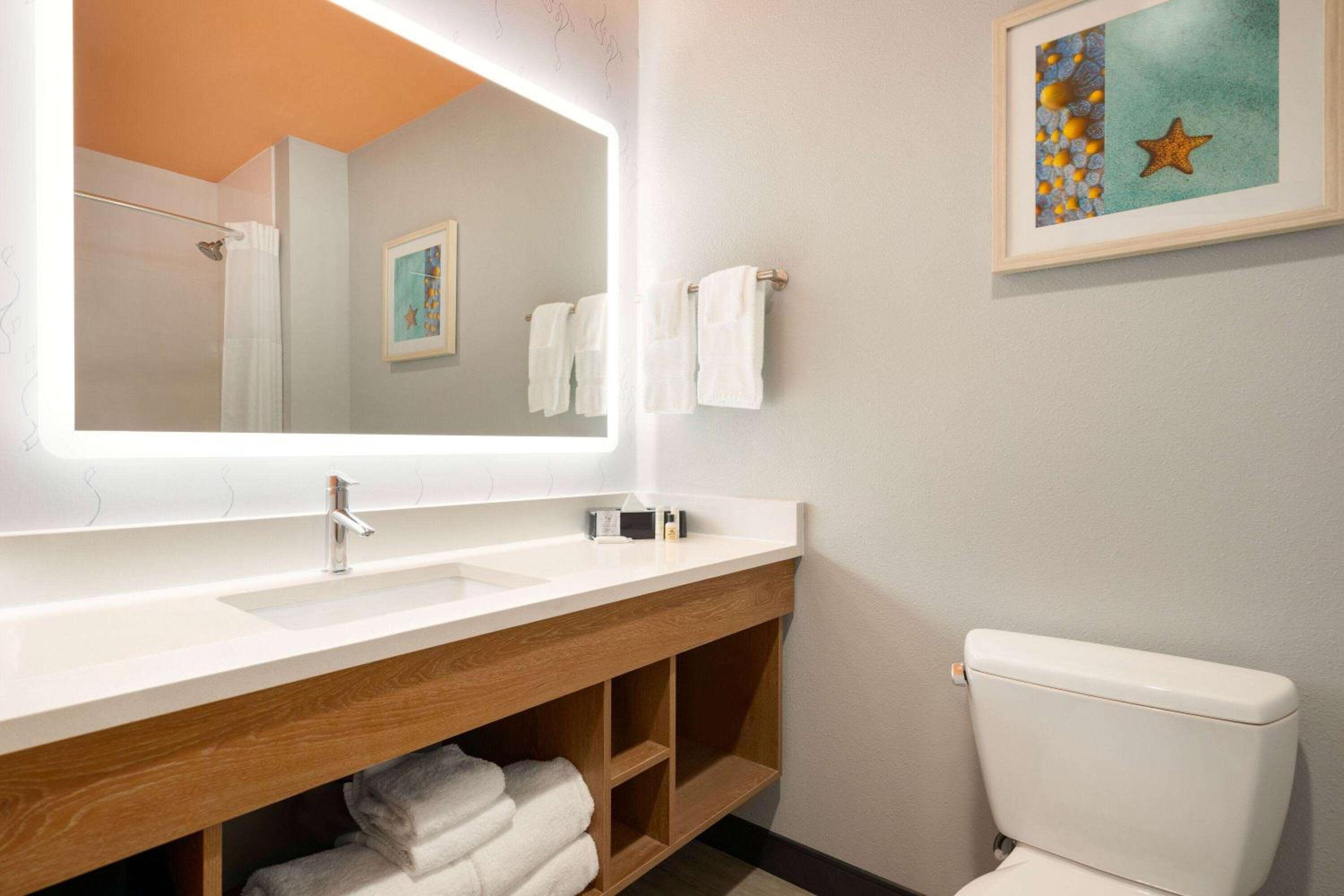 Deluxe Queen Room with Two Queen Beds - Non-Smoking - Photo 2