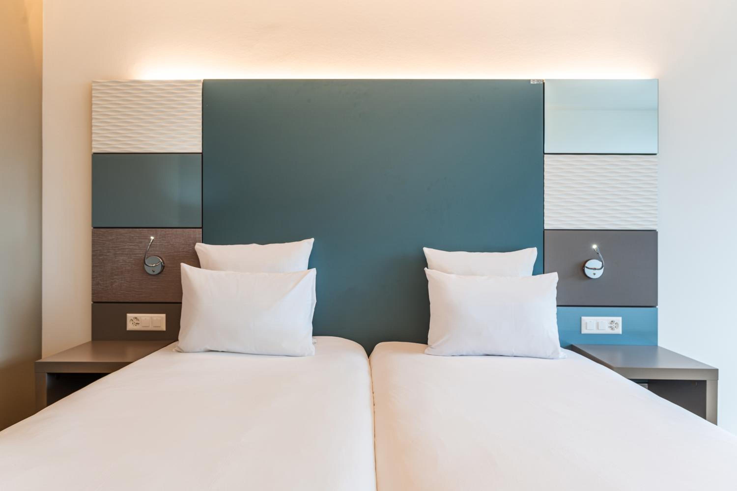 Available room thumbnail 5