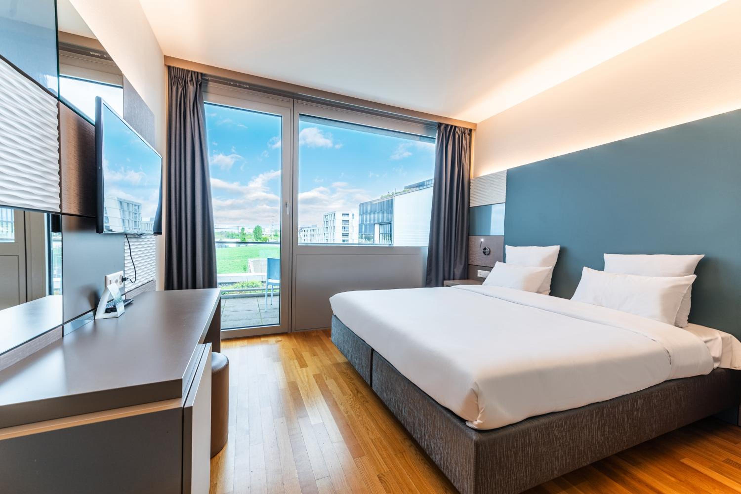 Deluxe Double Room thumbnail 6