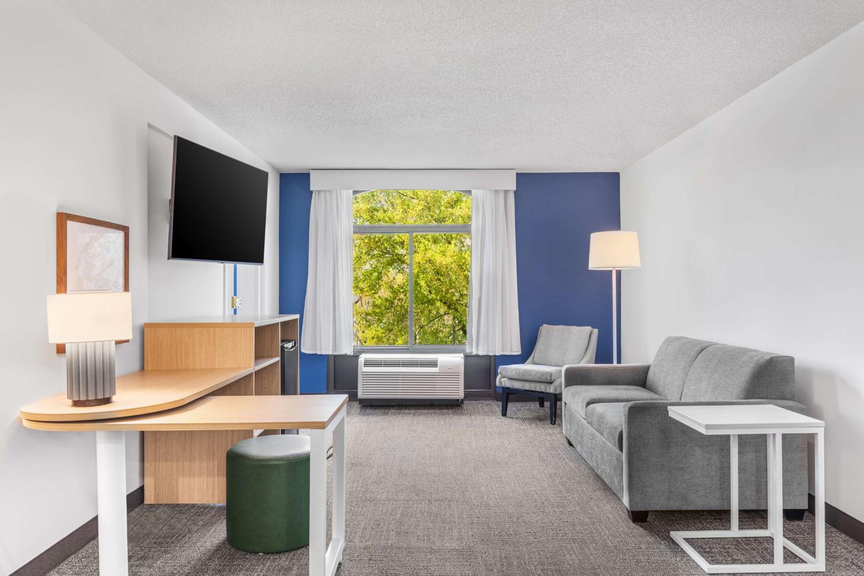 One-Bedroom King Suite - Photo 3