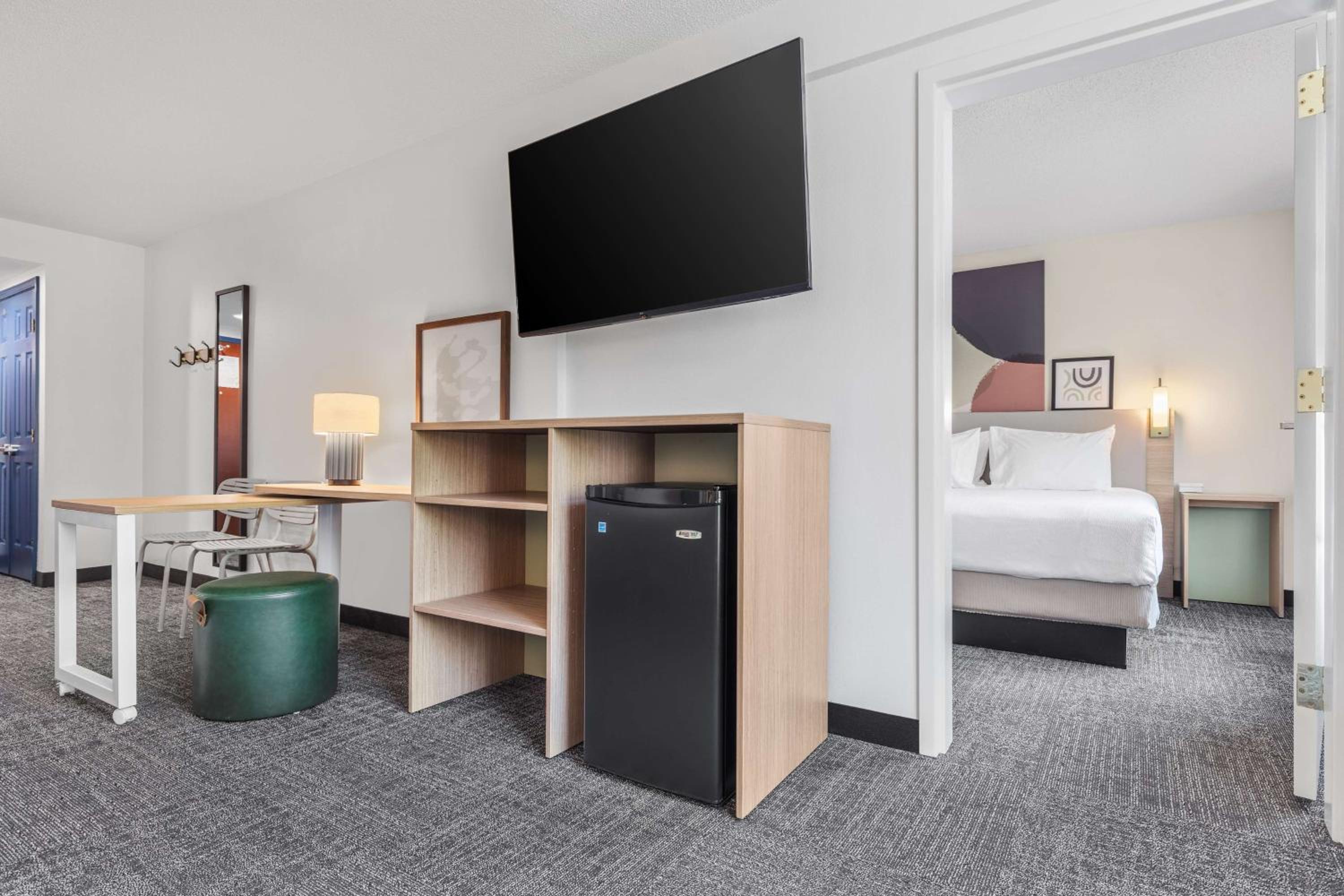 One-Bedroom King Suite - Photo 4