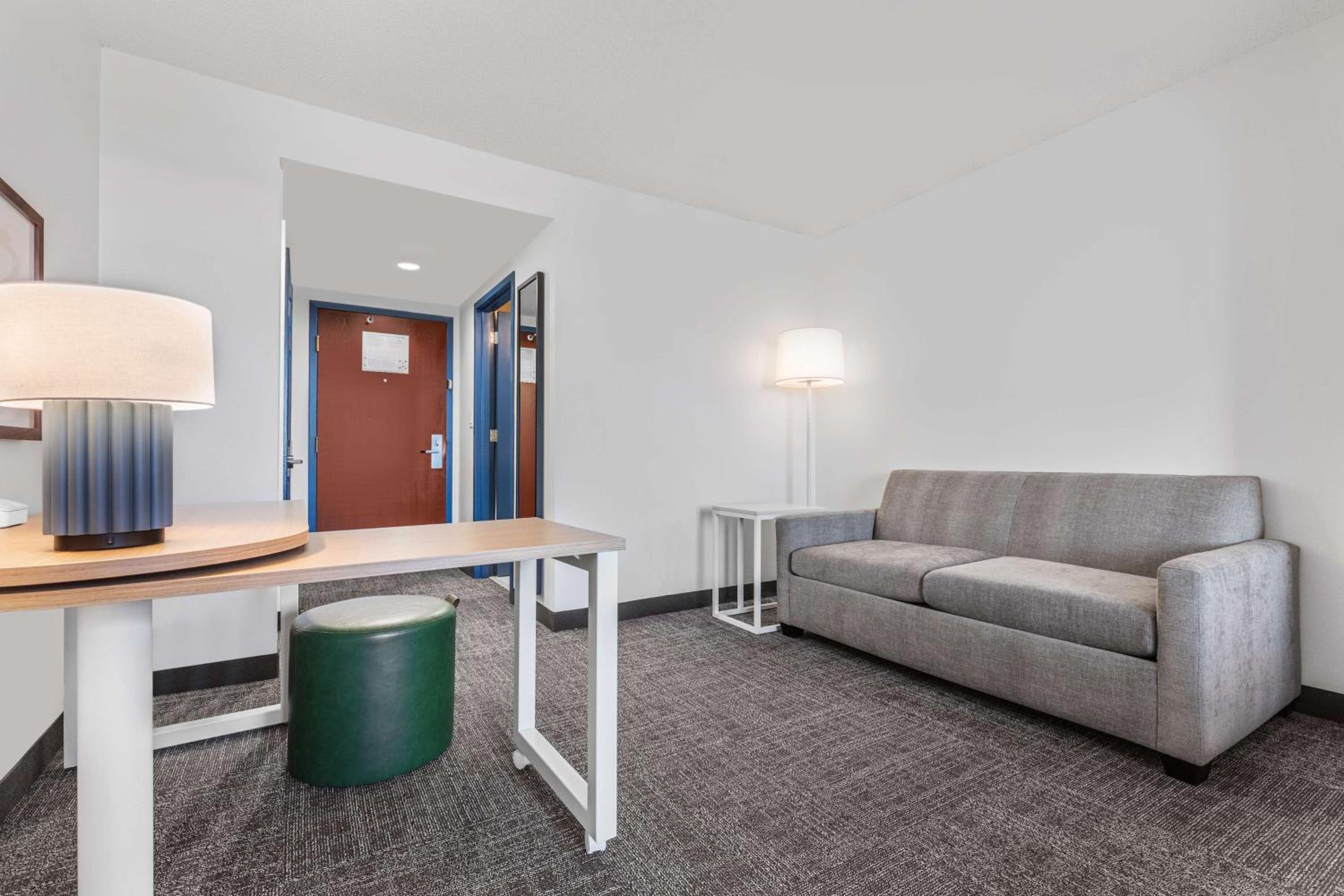 King Room with Sofa Bed - Non-Smoking - Photo 5