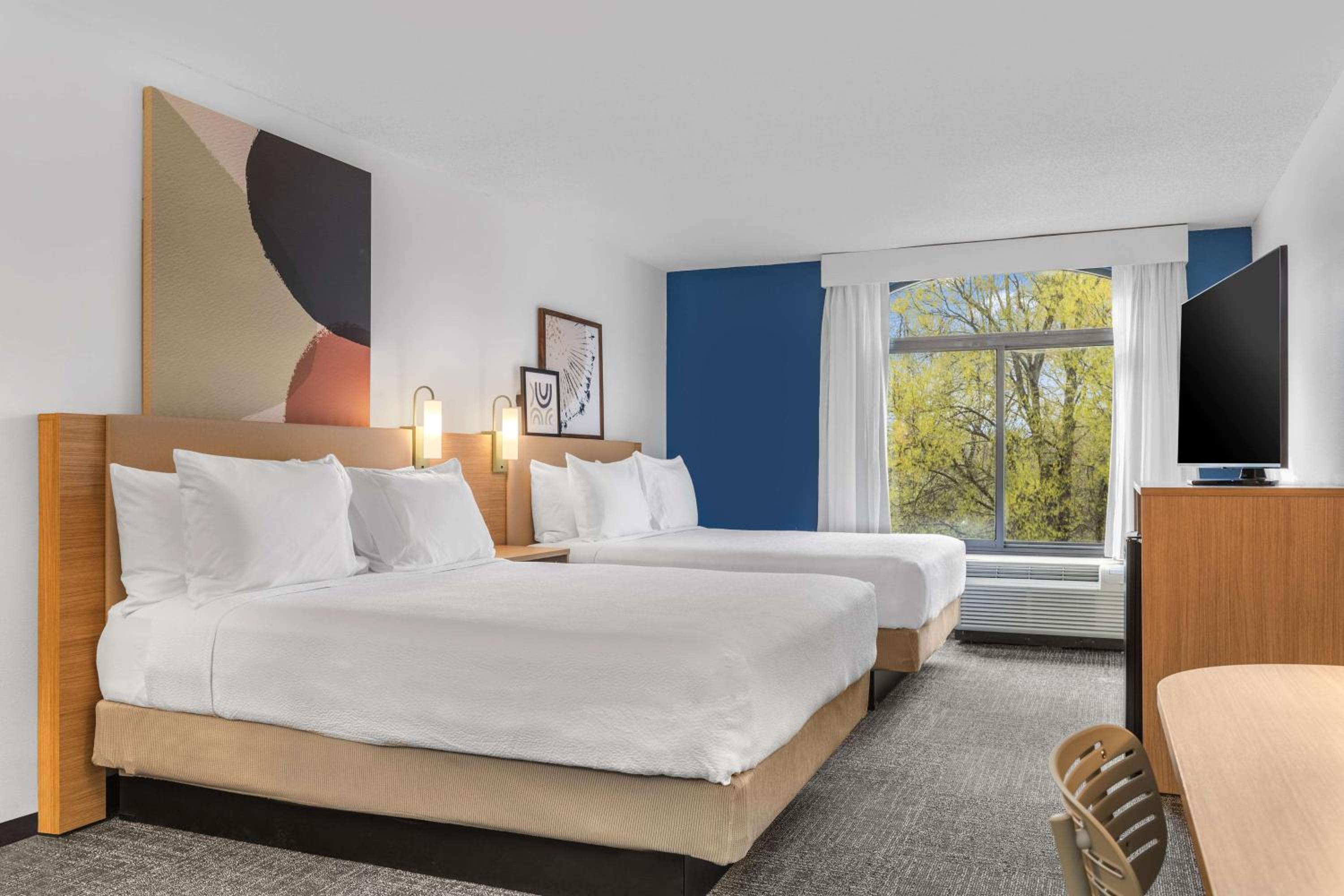 Queen Room with Two Queen Beds - Photo 3
