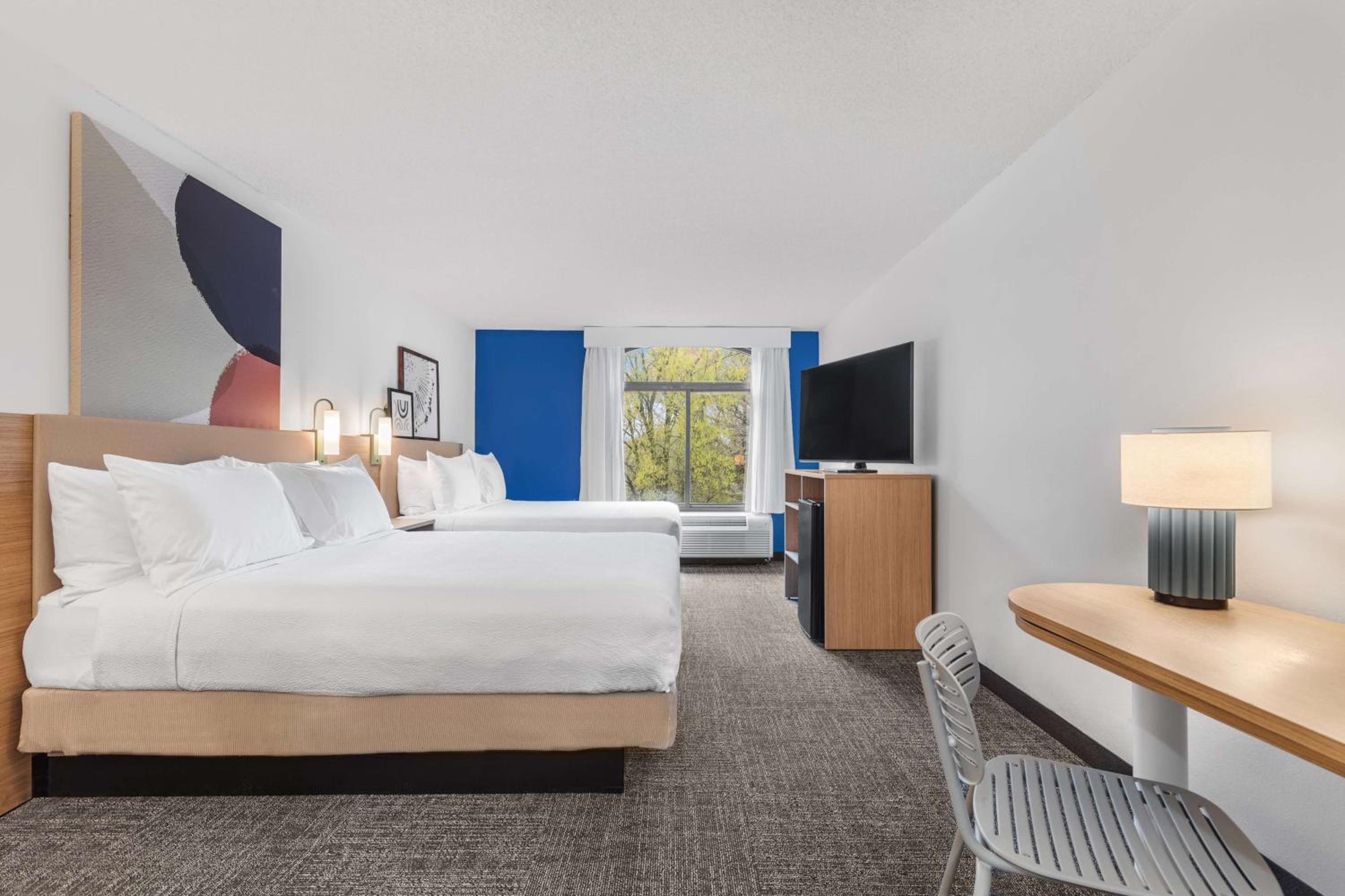 Queen Room with Two Queen Beds - Photo 2