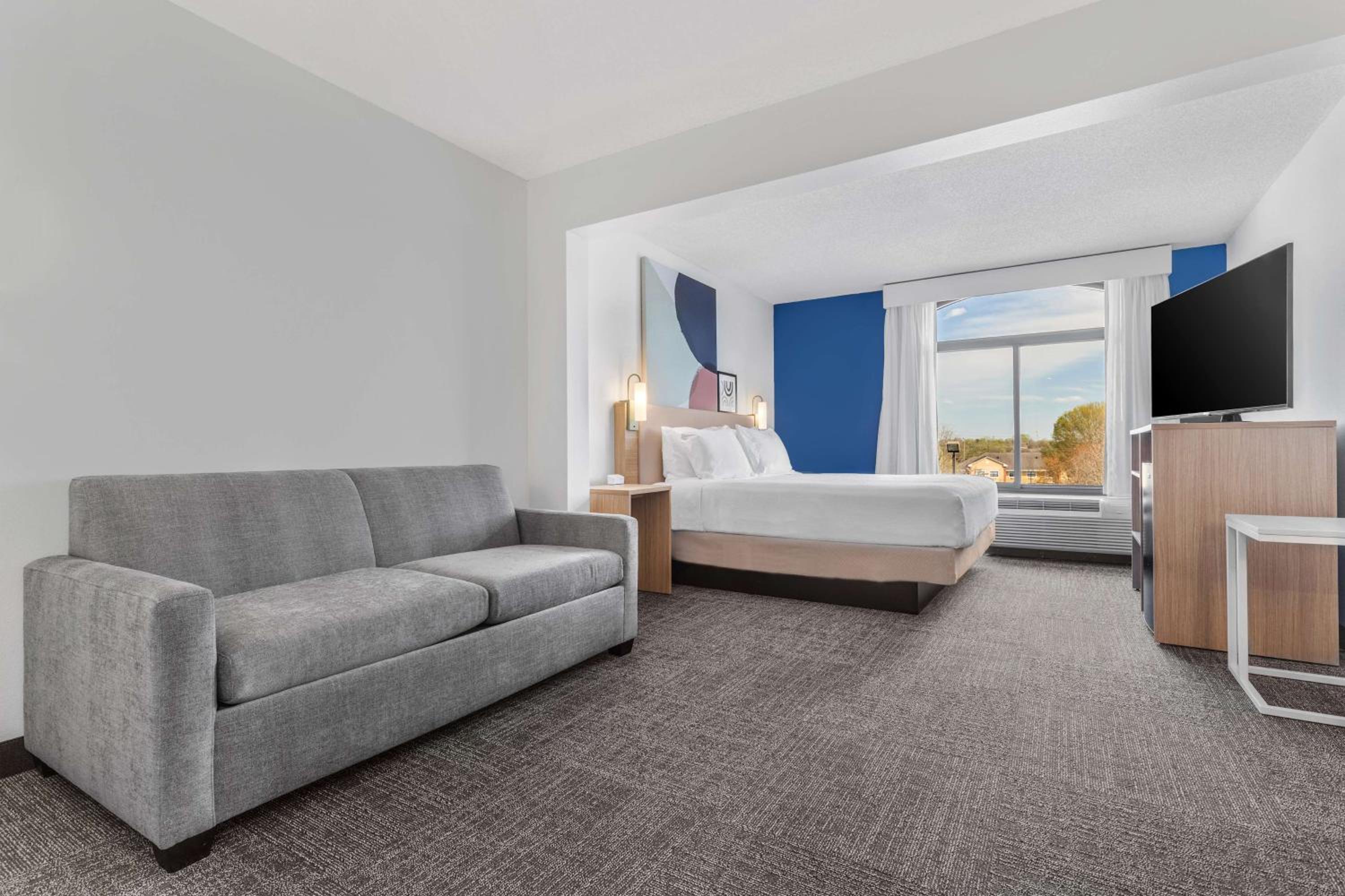 King Room with Sofa Bed - Non-Smoking - Photo 4