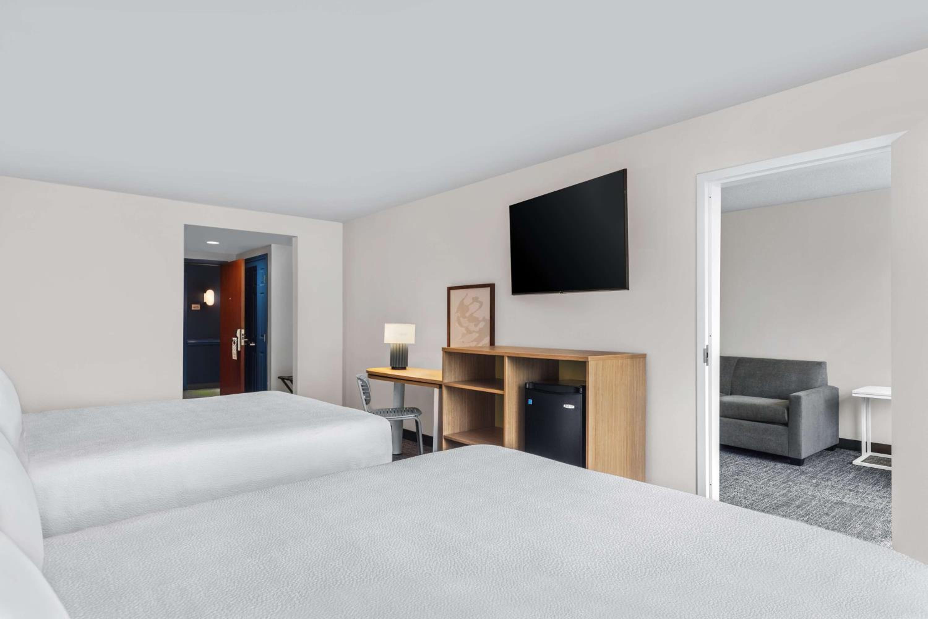 One-Bedroom Queen Suite with Two Queen Beds - Photo 4
