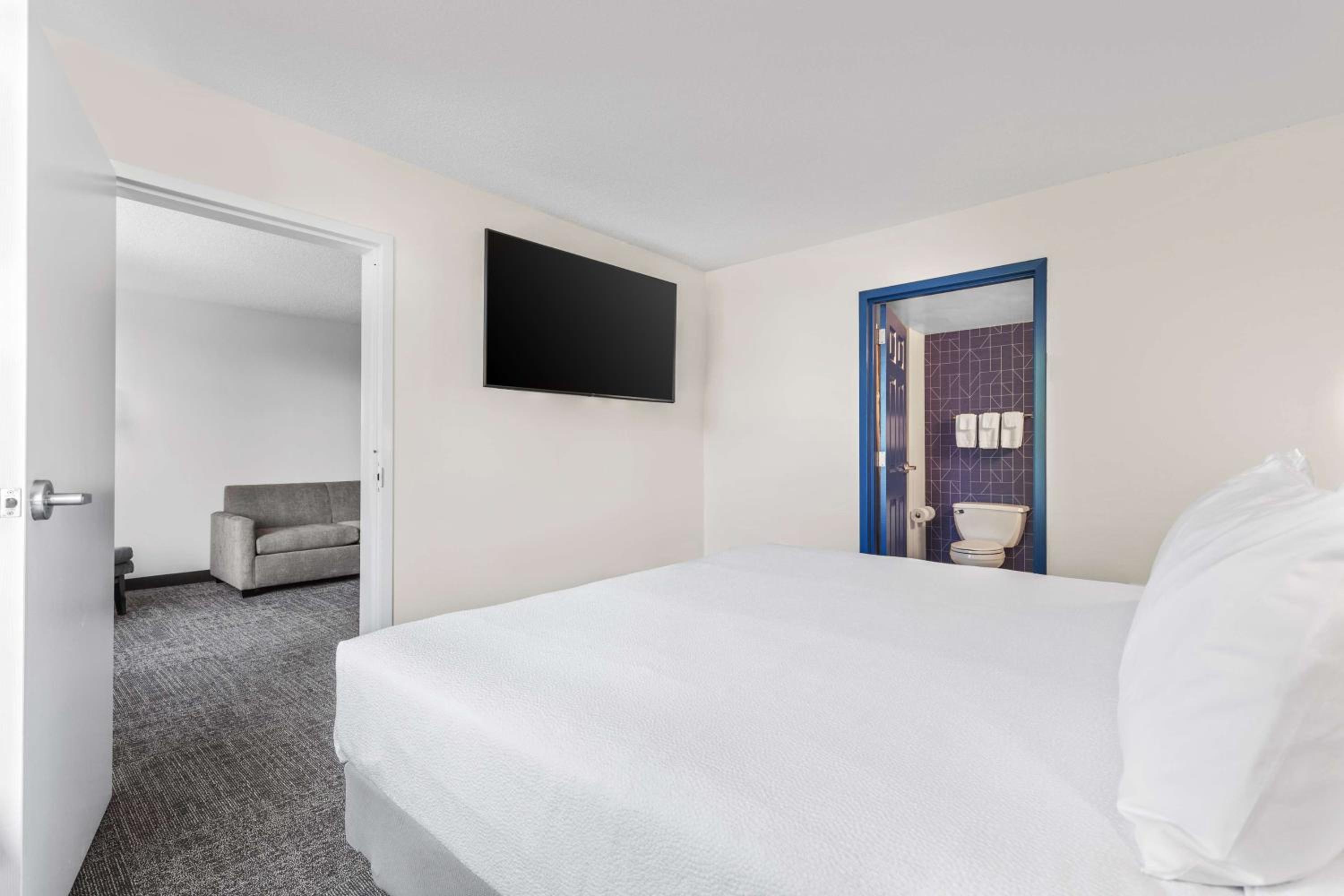 One-Bedroom King Suite - Photo 6