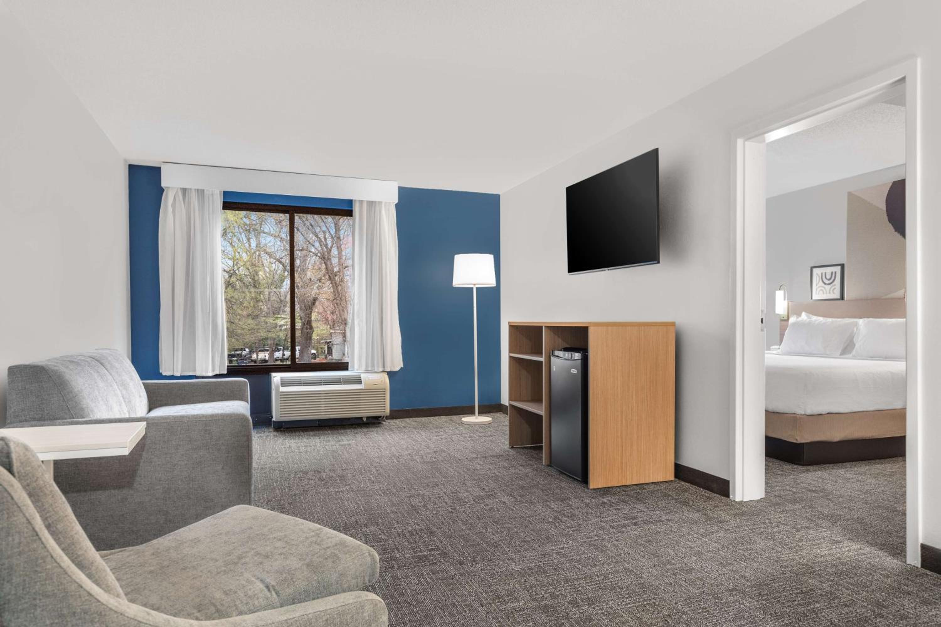 One-Bedroom King Suite - Photo 7