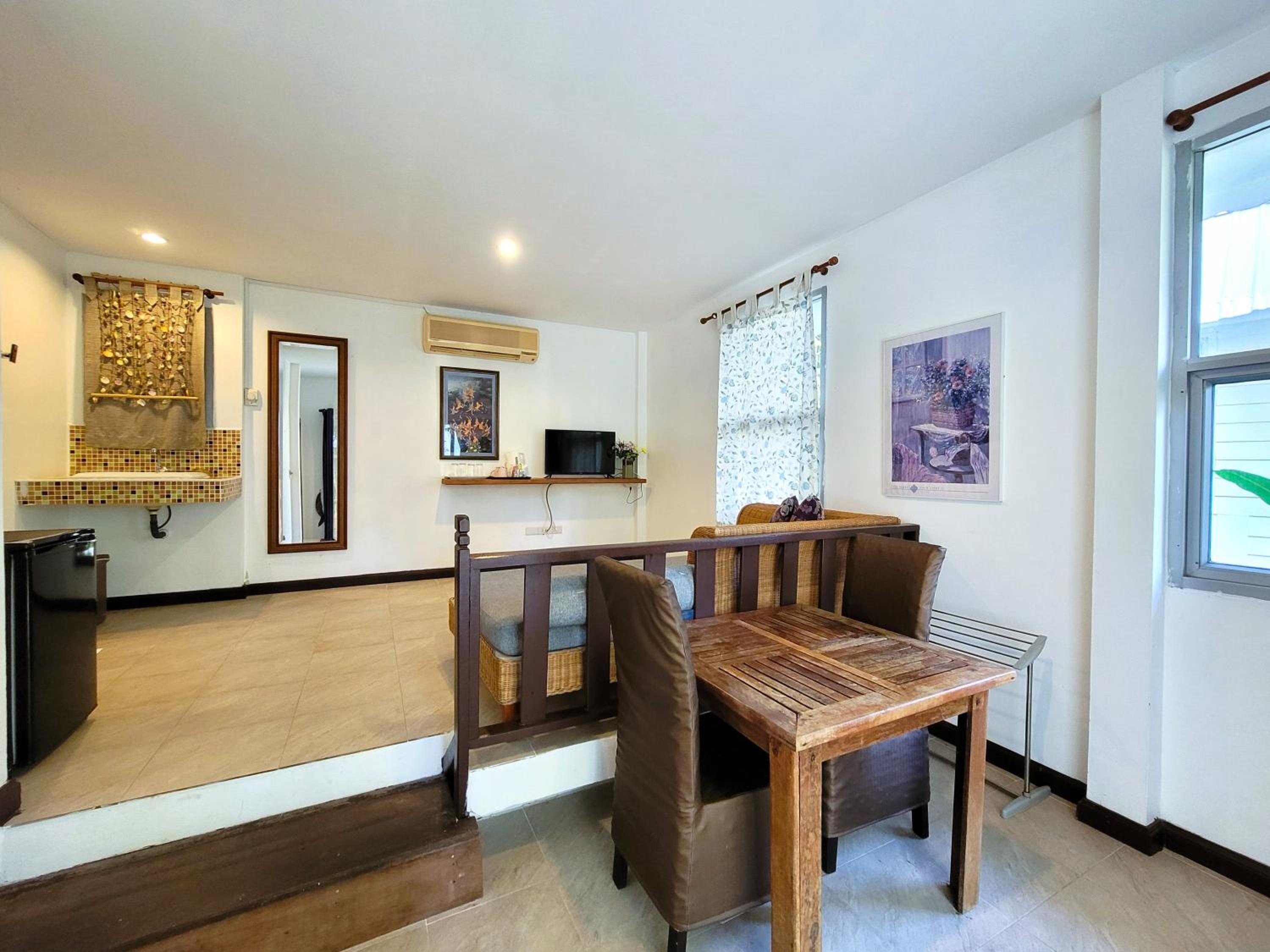 Suite - Photo 5