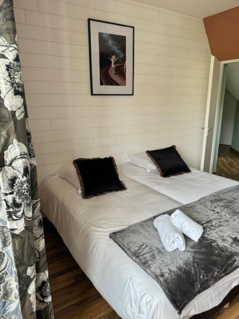 Three-Bedroom Apartment with Park View - Photo 2