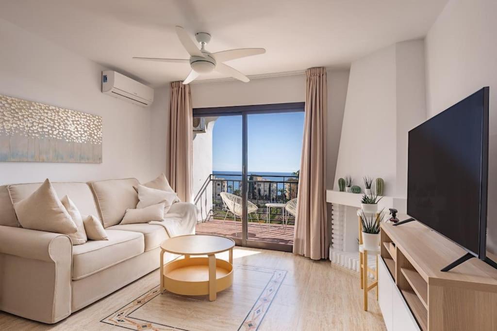 Apartamento de dos habitaciones con balcón y vista al mar