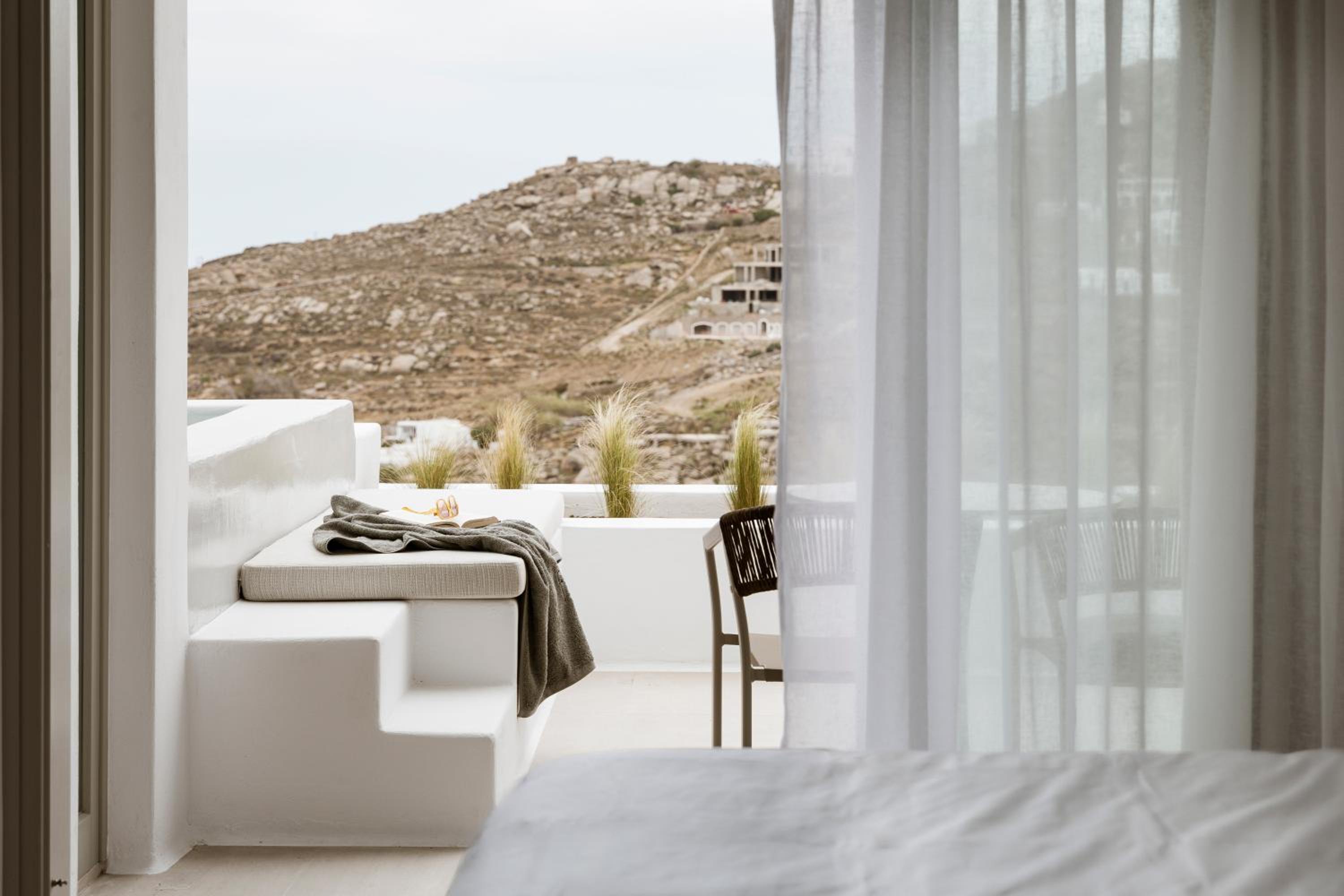 Junior Suite with Side Sea View and Jetted Tub - Photo 3