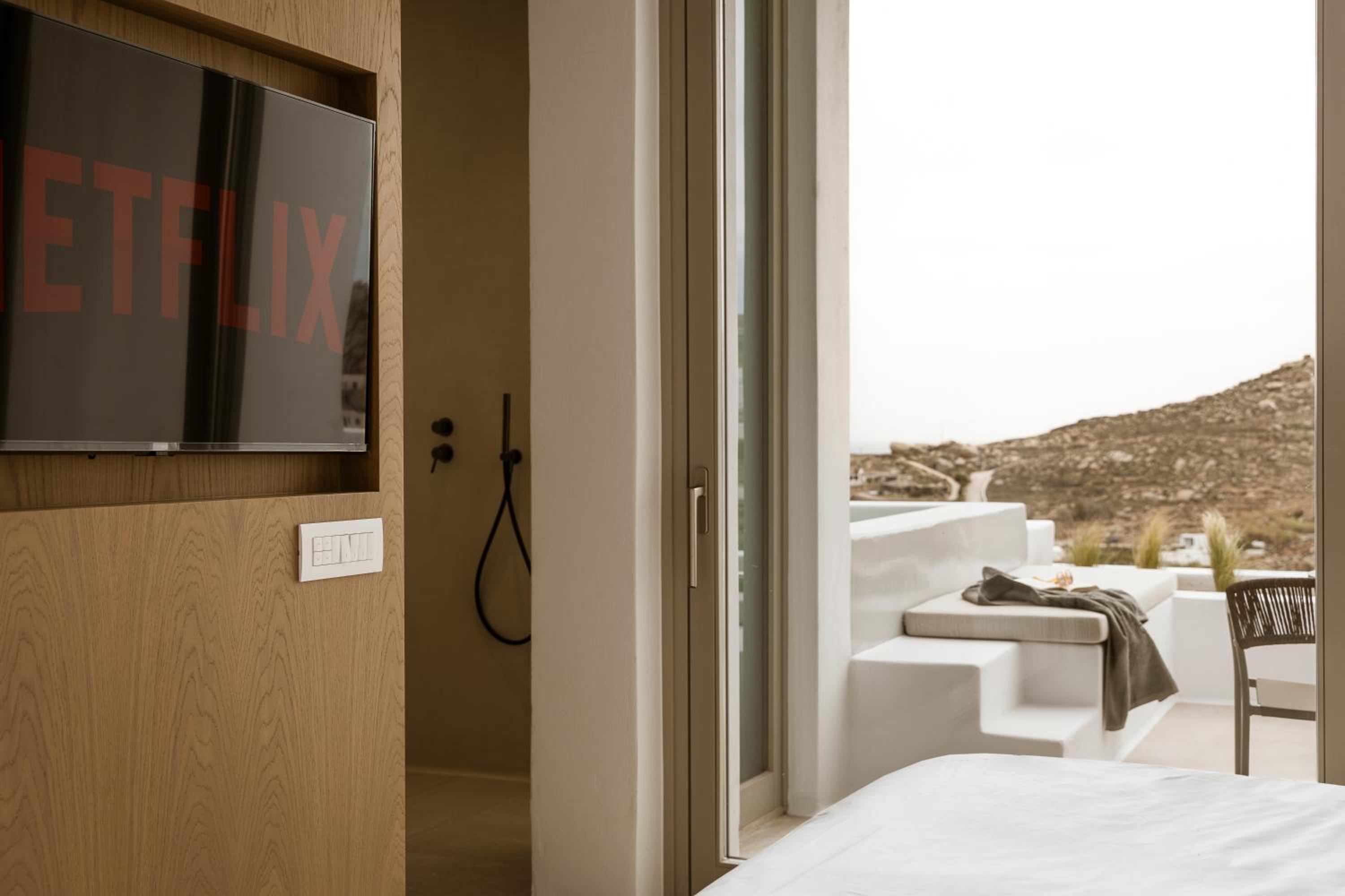Junior Suite with Side Sea View and Jetted Tub - Photo 5