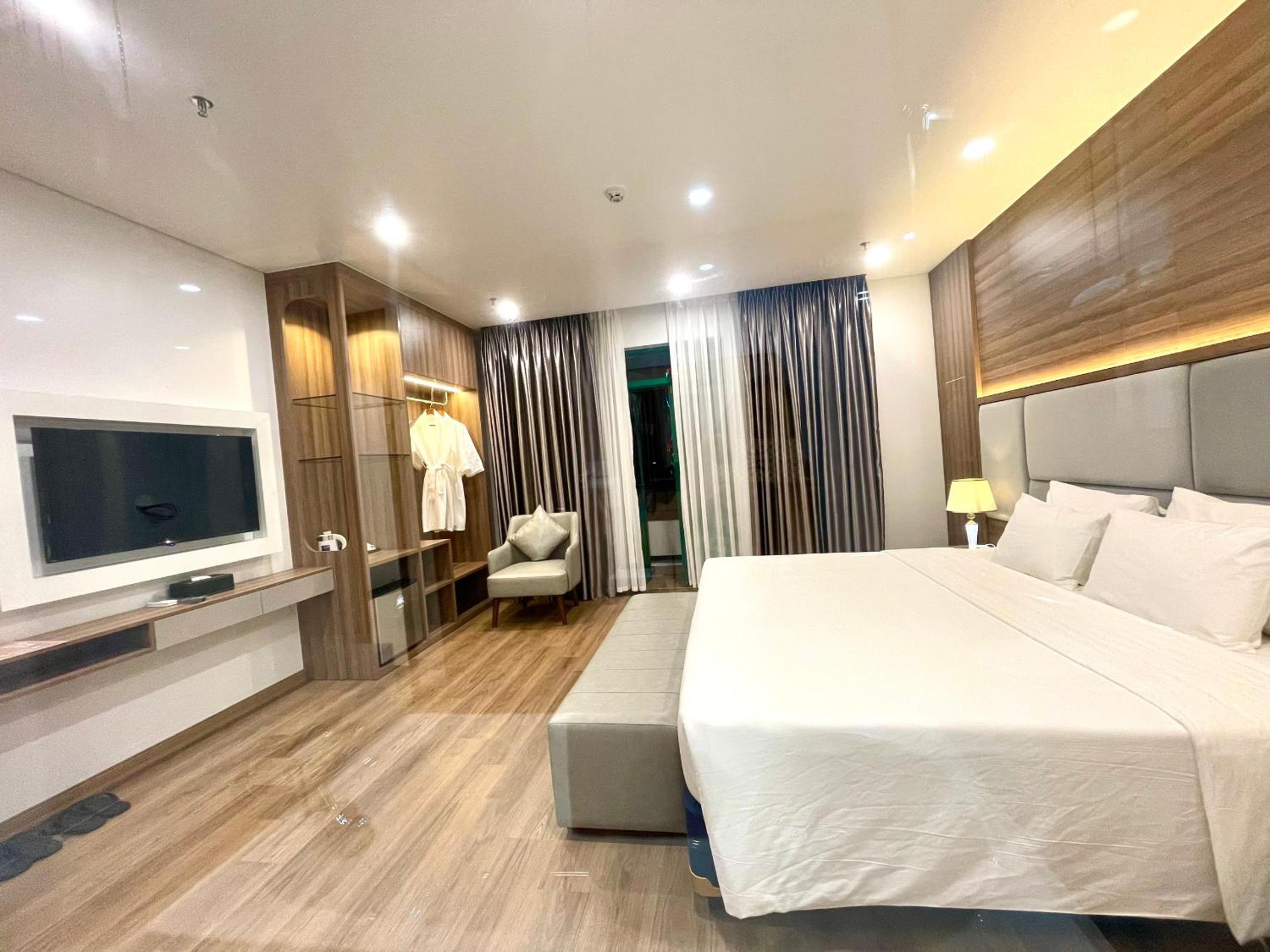 Deluxe King Suite photo 3