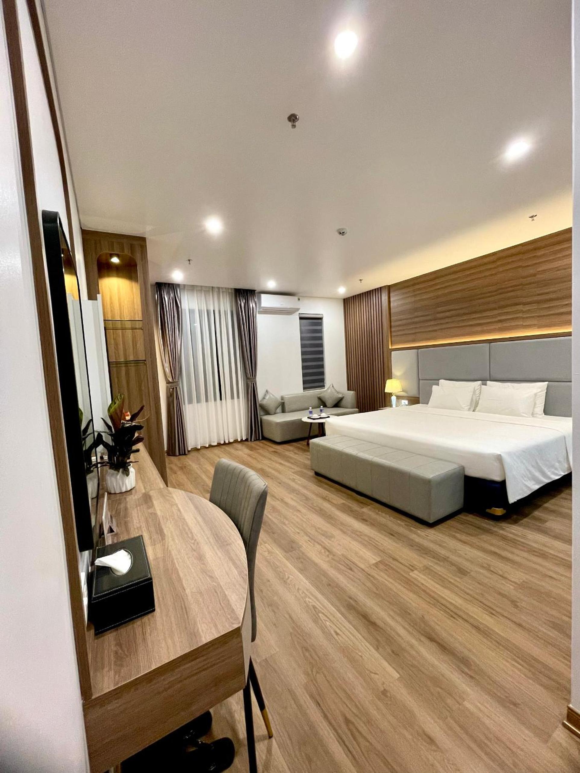 Deluxe King Suite photo 2