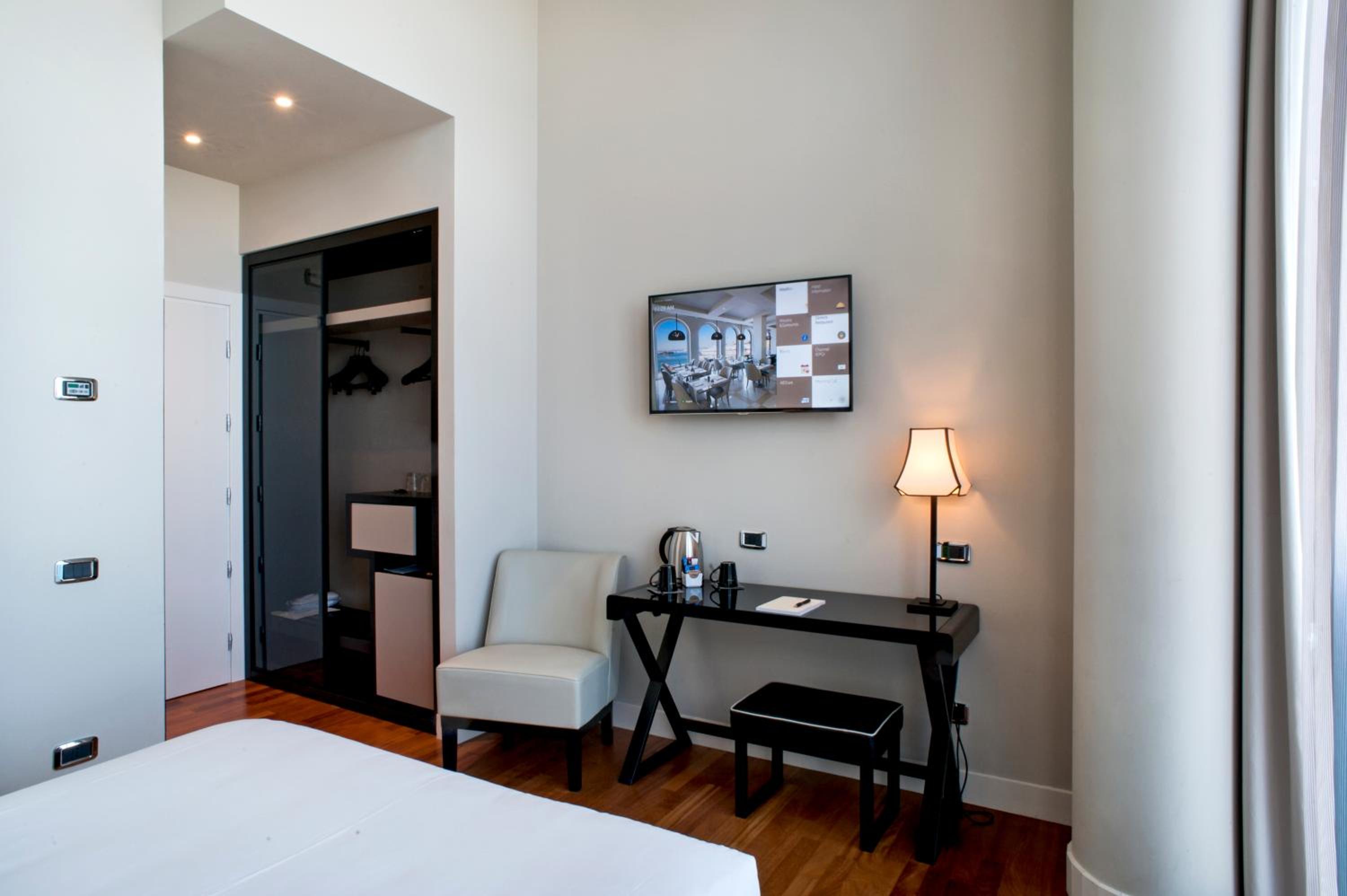Double Room with Sea View and Spa Package photo 2