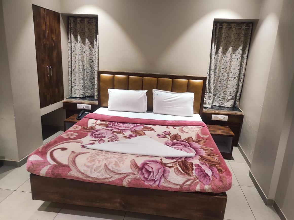 Deluxe Room - Photo 25
