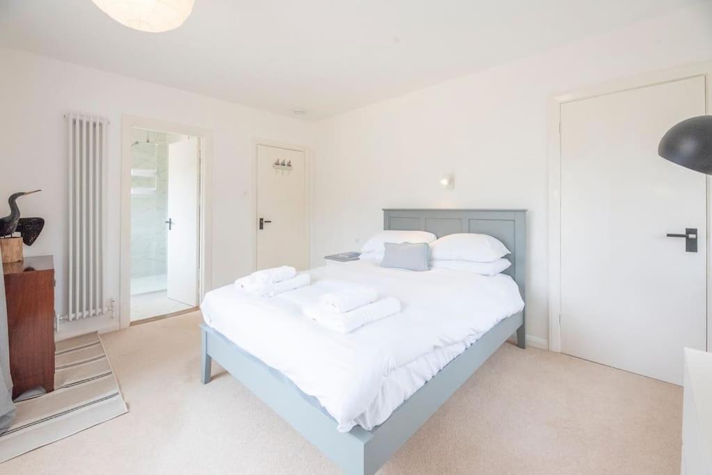 Three-Bedroom House photo 3