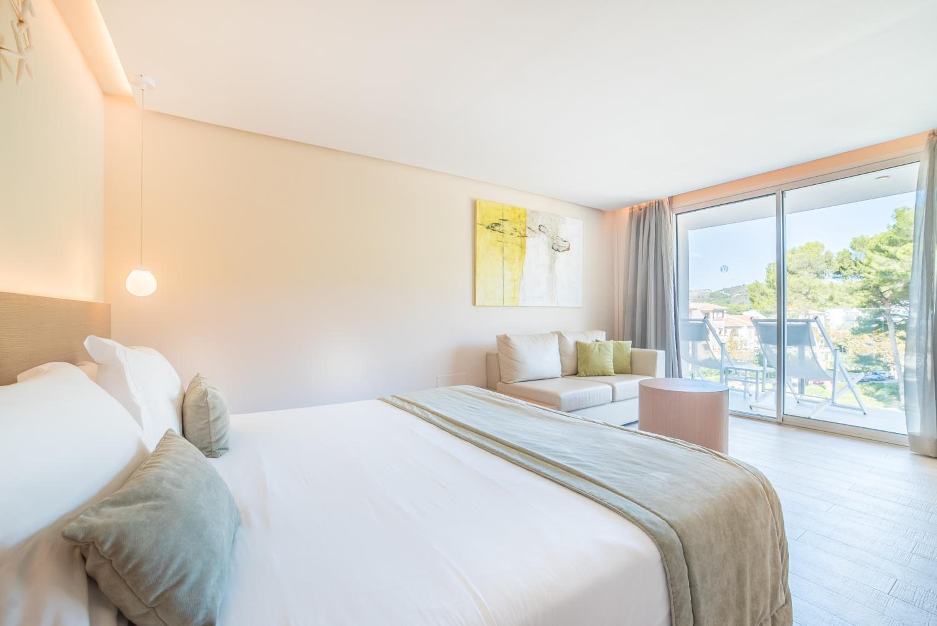 Superior Double Room Lateral Sea View thumbnail 6