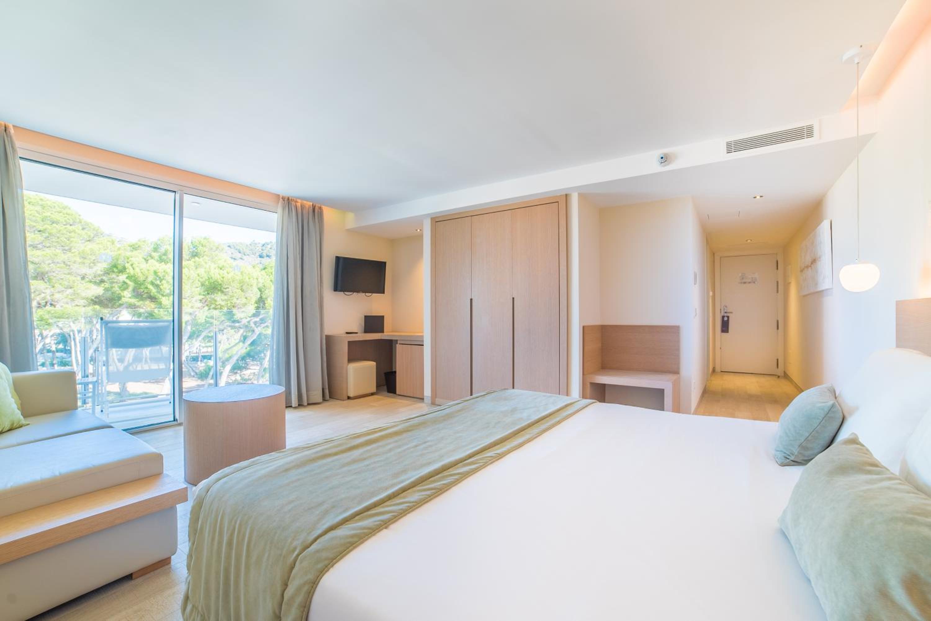 Superior Double Room Lateral Sea View thumbnail 6