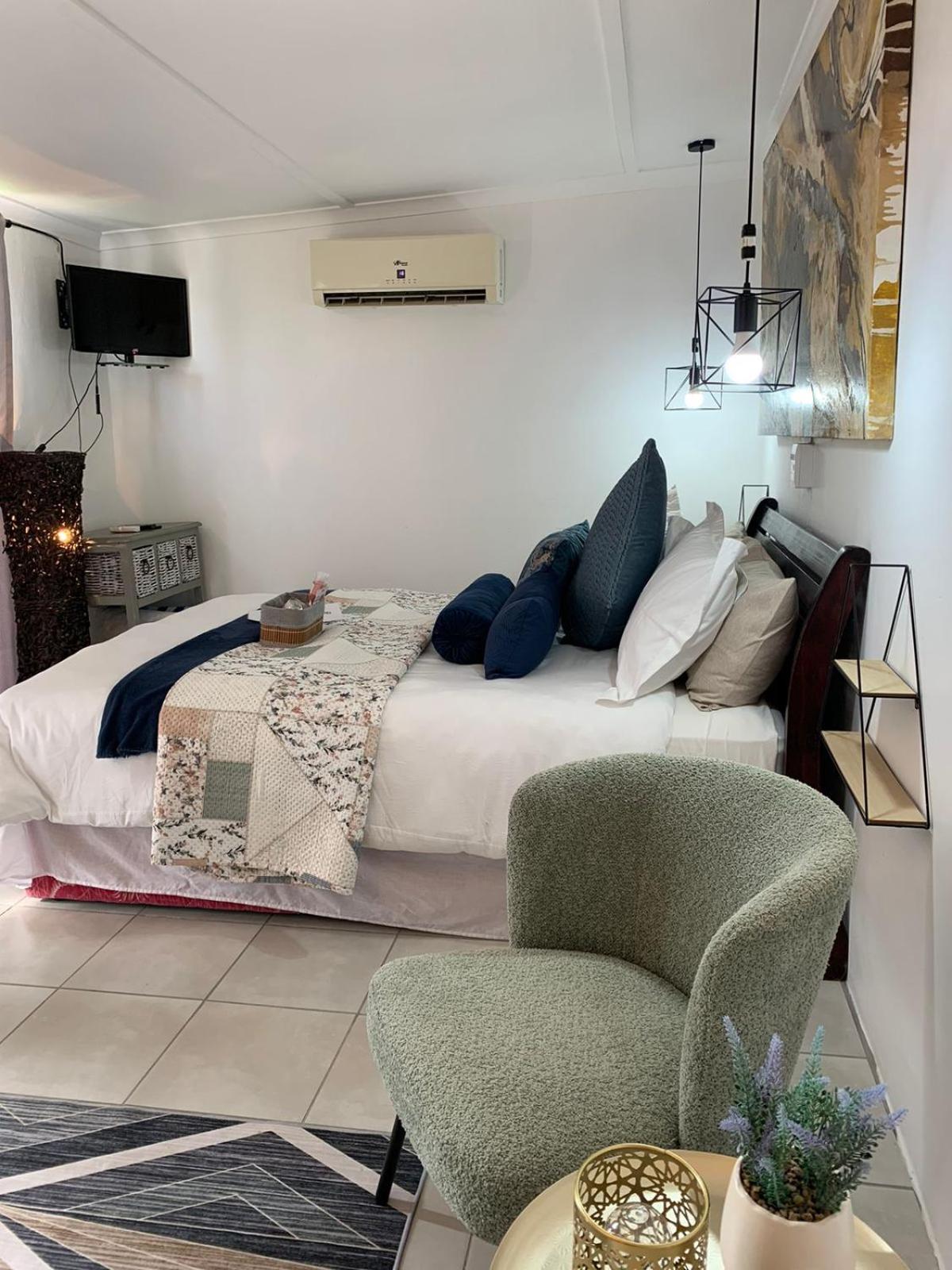 Deluxe Suite with Spa Bath - Photo 8