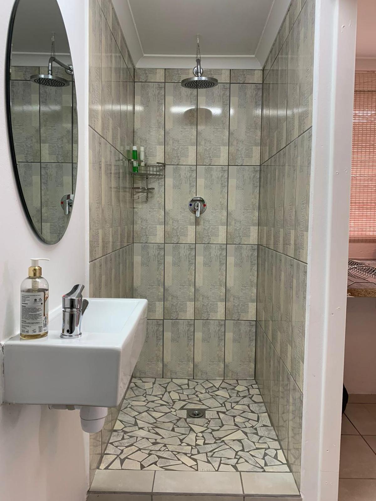 Deluxe Suite with Spa Bath - Photo 11