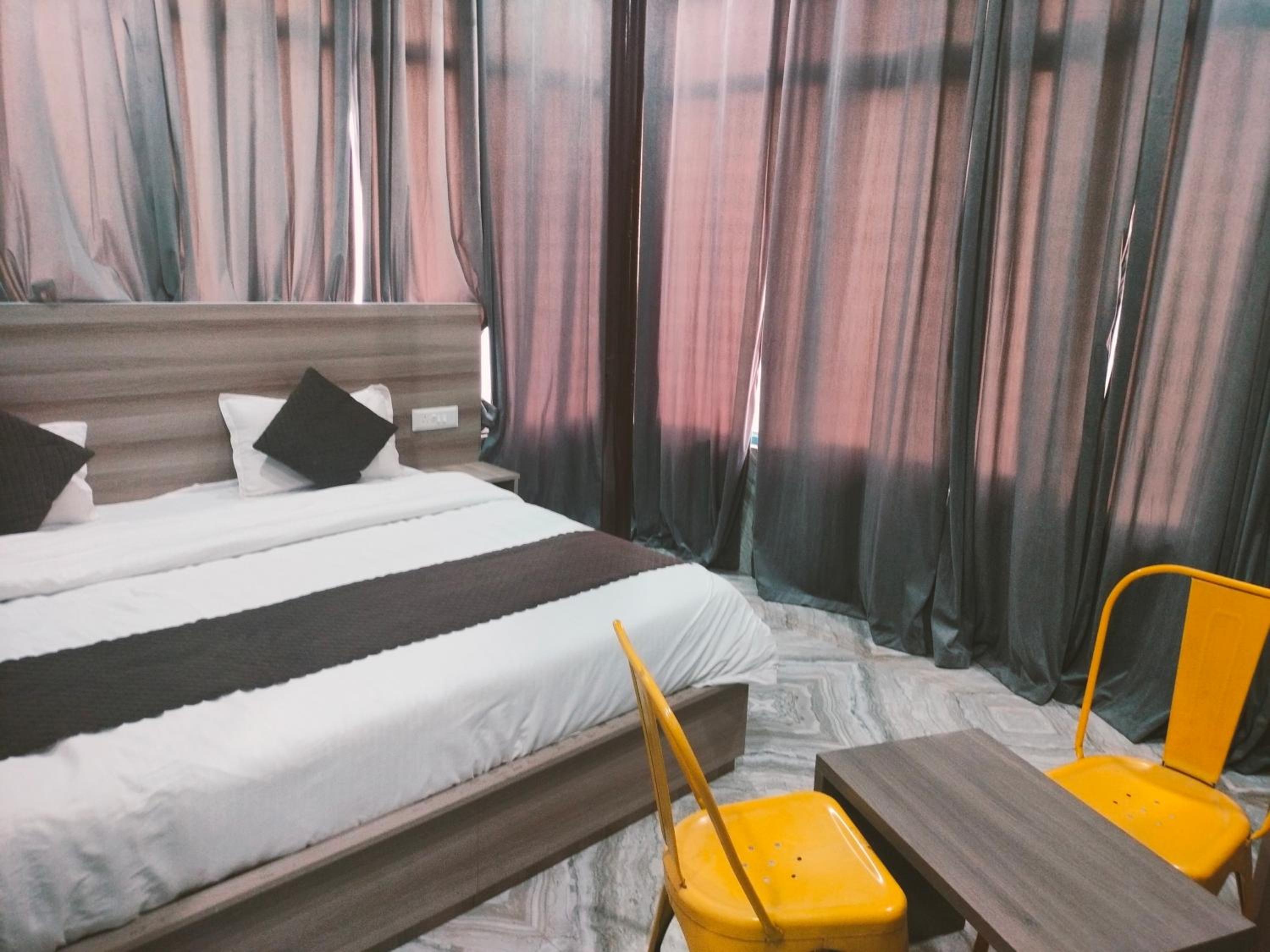 Deluxe Room (2 Adults + 1 Child)