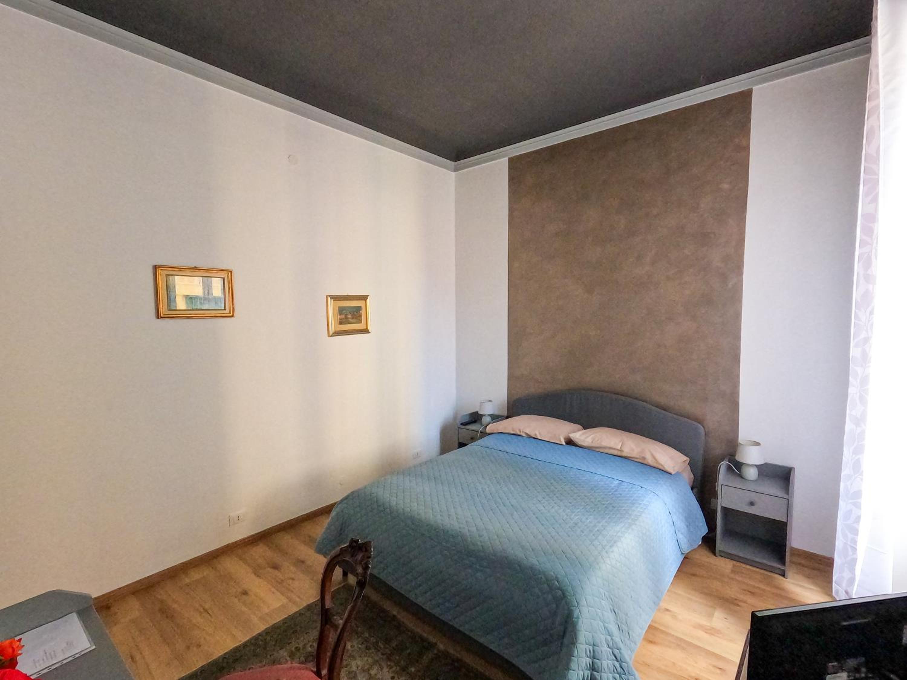 Double Room with Private External Bathroom - Photo 2