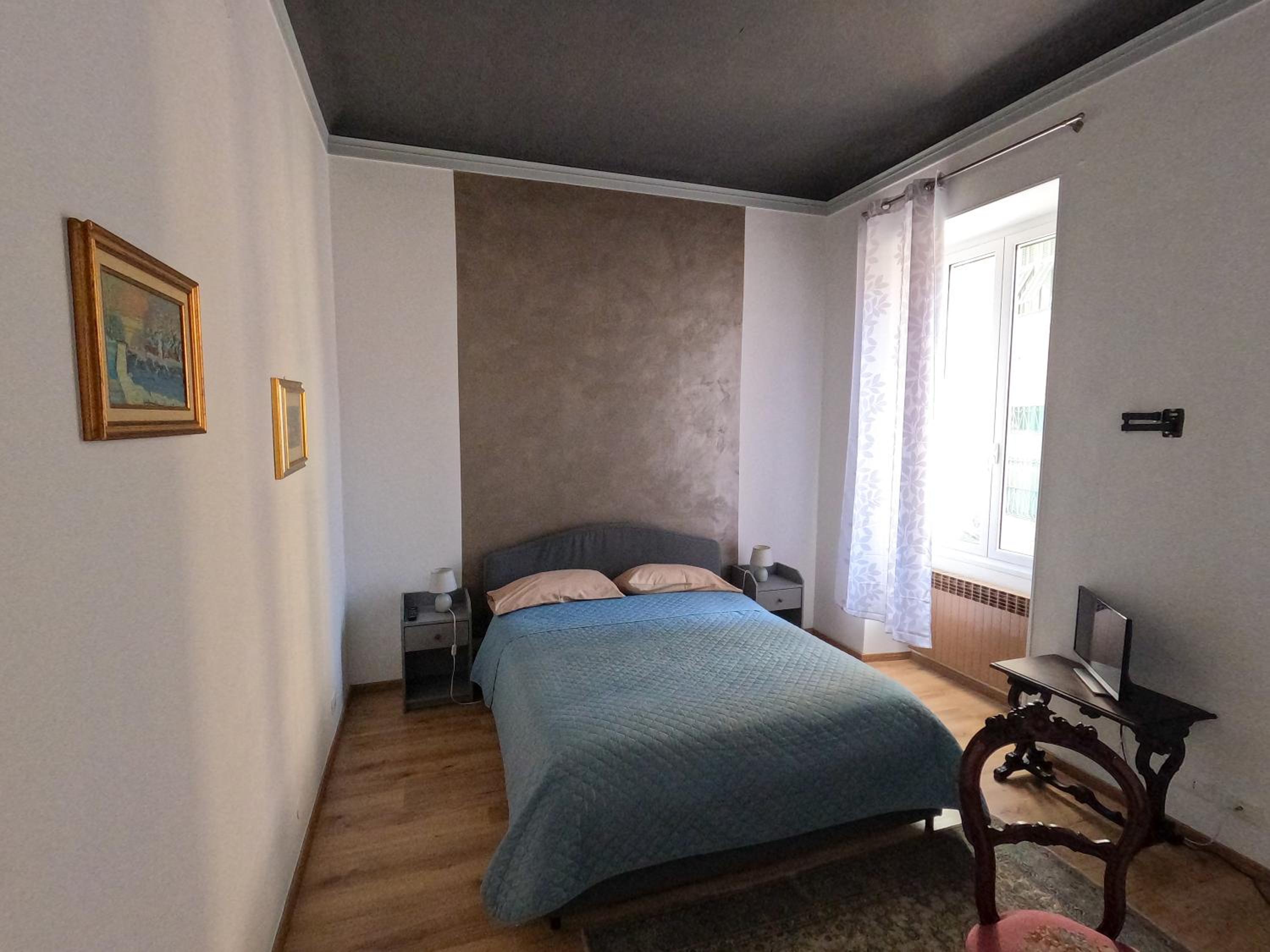 Double Room with Private External Bathroom - Photo 1