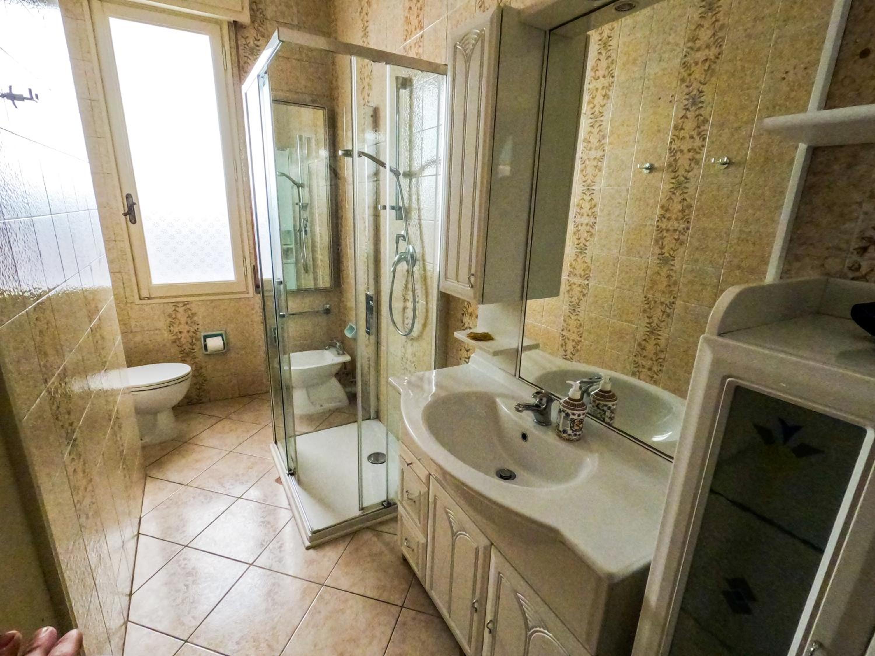 Double Room with Private External Bathroom - Photo 4