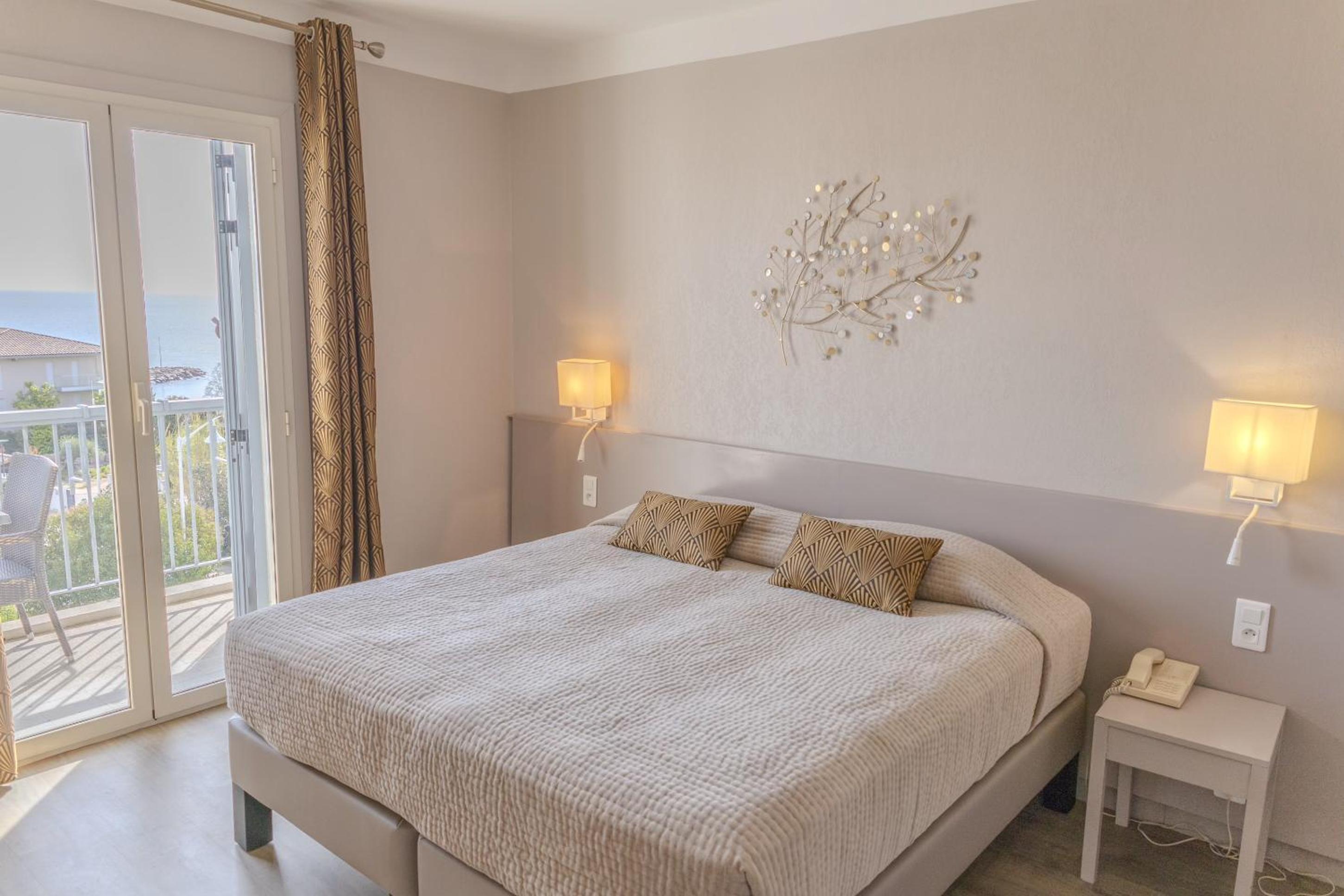 Double Room with Sea View - Photo 2