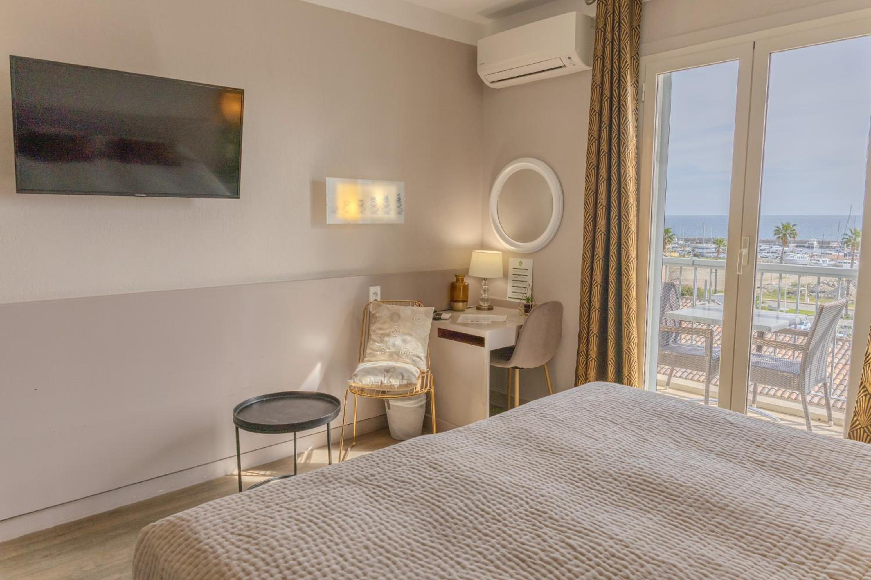Double Room with Sea View - Photo 3